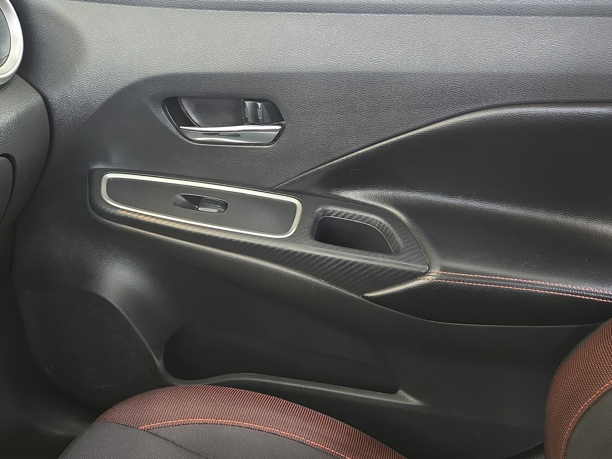 Nissan Versa 4 pts. SR, TA, a/ac. Aut., f. niebla, f. led, spoiler, RA-17 (cambio de línea) 2023