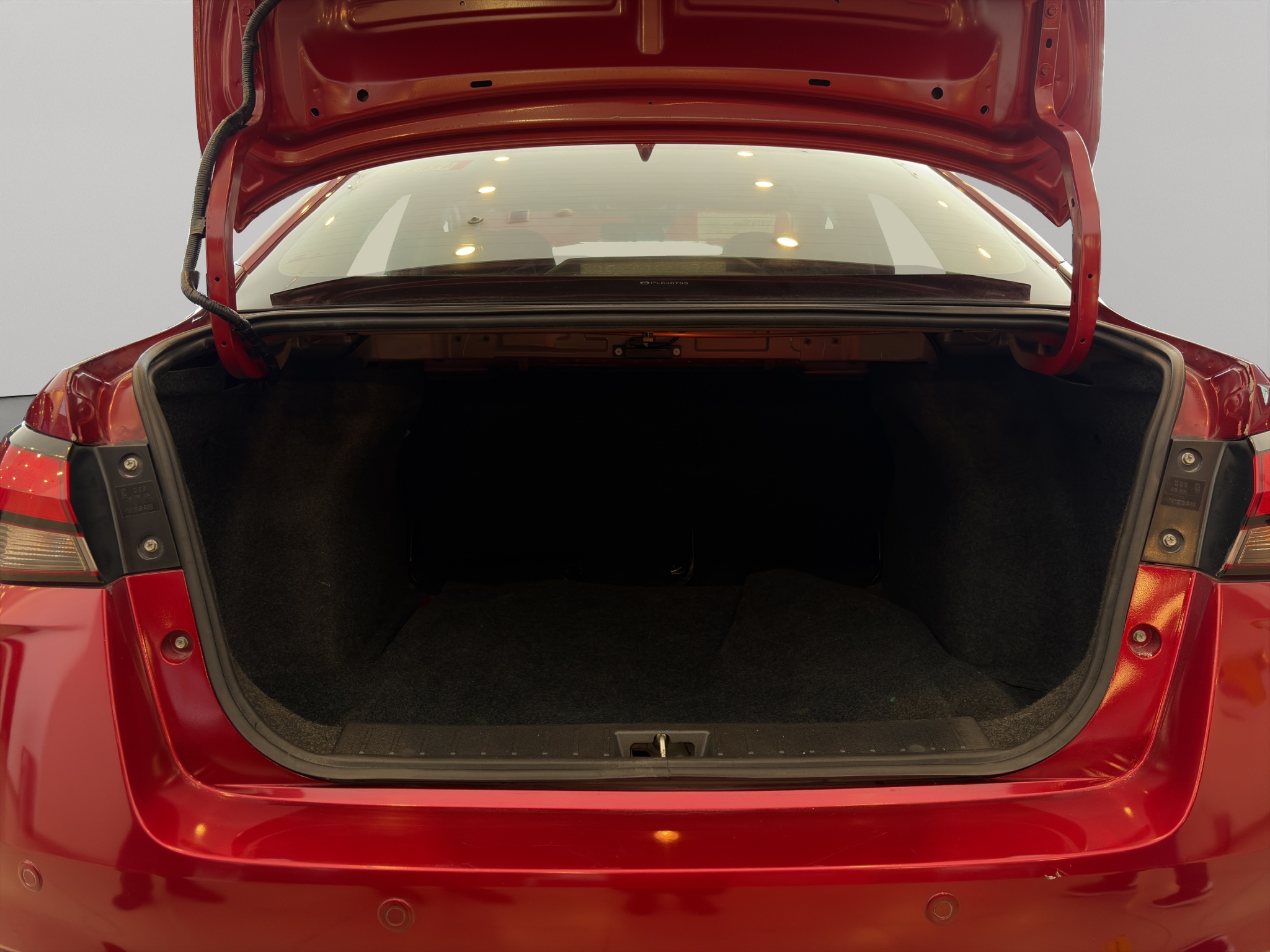 Nissan Versa 4 pts. SR, TA, a/ac. Aut., f. niebla, f. led, spoiler, RA-17 (cambio de línea) 2023