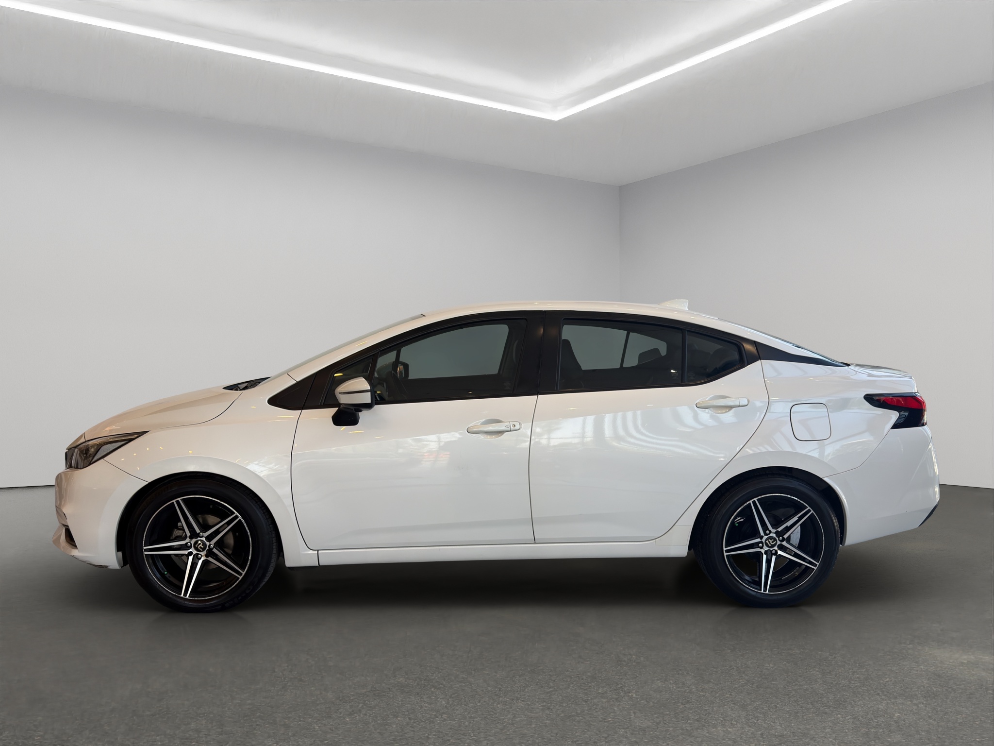 Nissan Versa 4 pts. Platinum, TA, a/ac. Aut., VE, piel, GPS, f. led, RA-17 (línea nueva) 2020