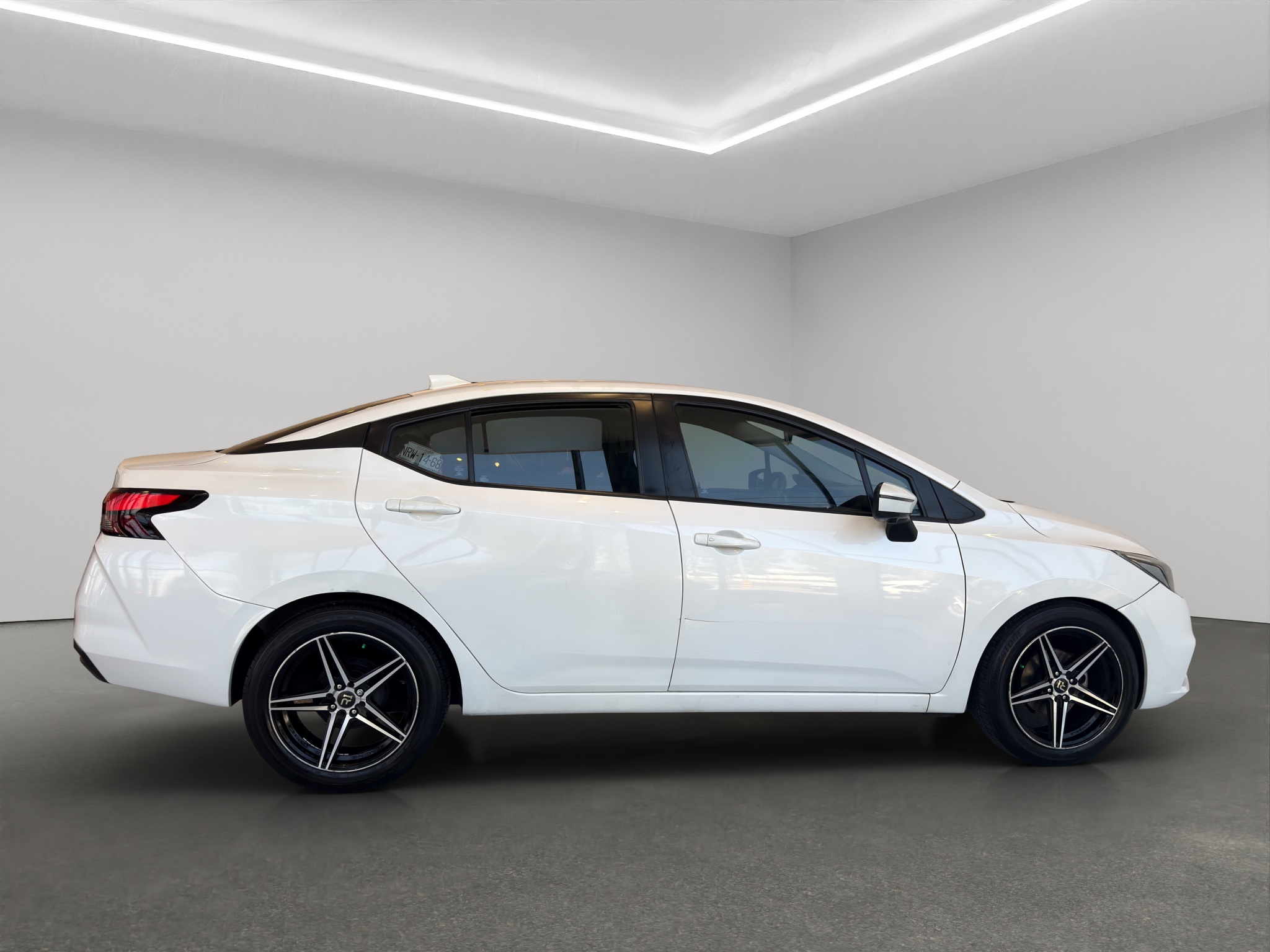 Nissan Versa 4 pts. Platinum, TA, a/ac. Aut., VE, piel, GPS, f. led, RA-17 (línea nueva) 2020