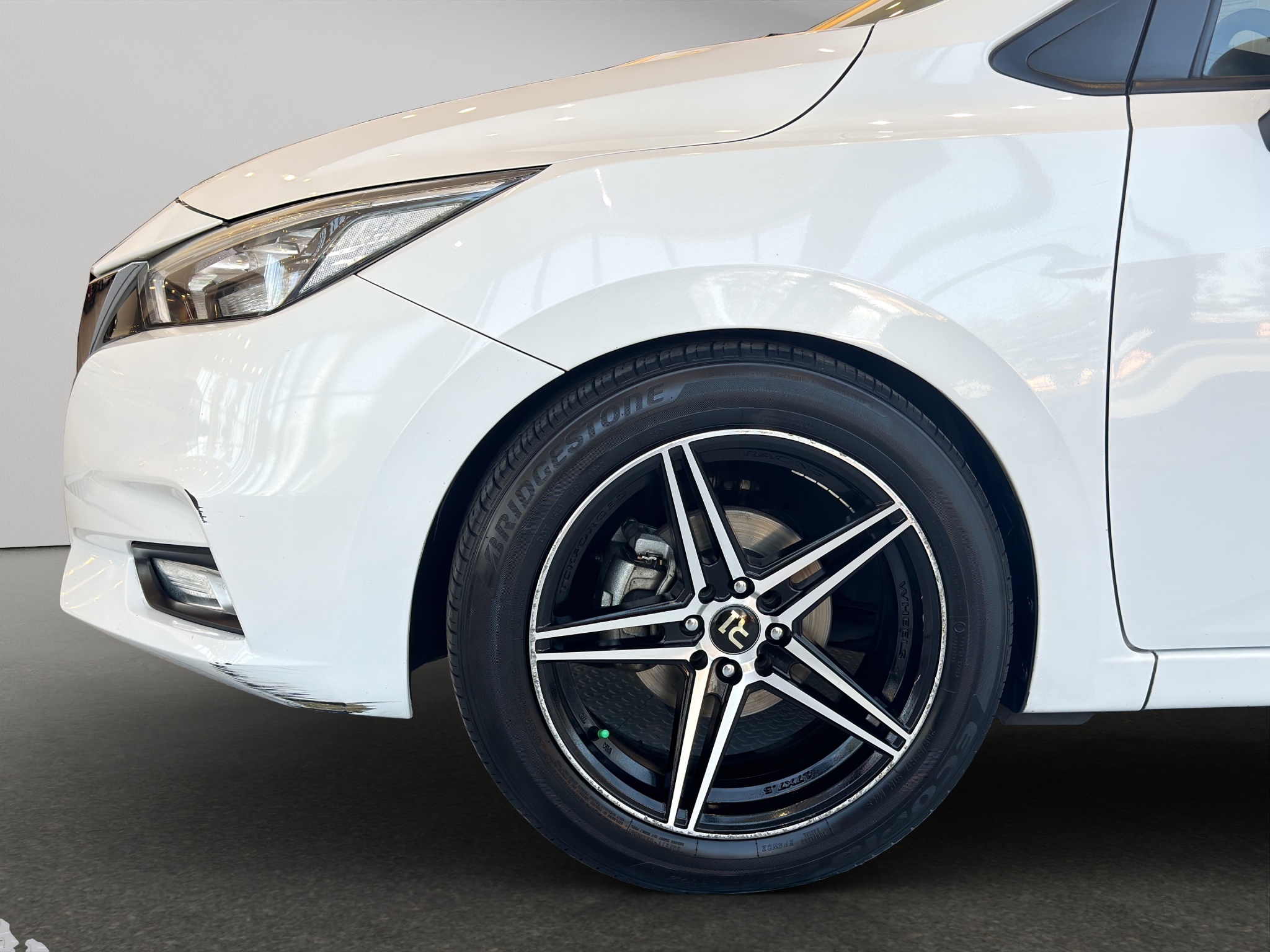 Nissan Versa 4 pts. Platinum, TA, a/ac. Aut., VE, piel, GPS, f. led, RA-17 (línea nueva) 2020