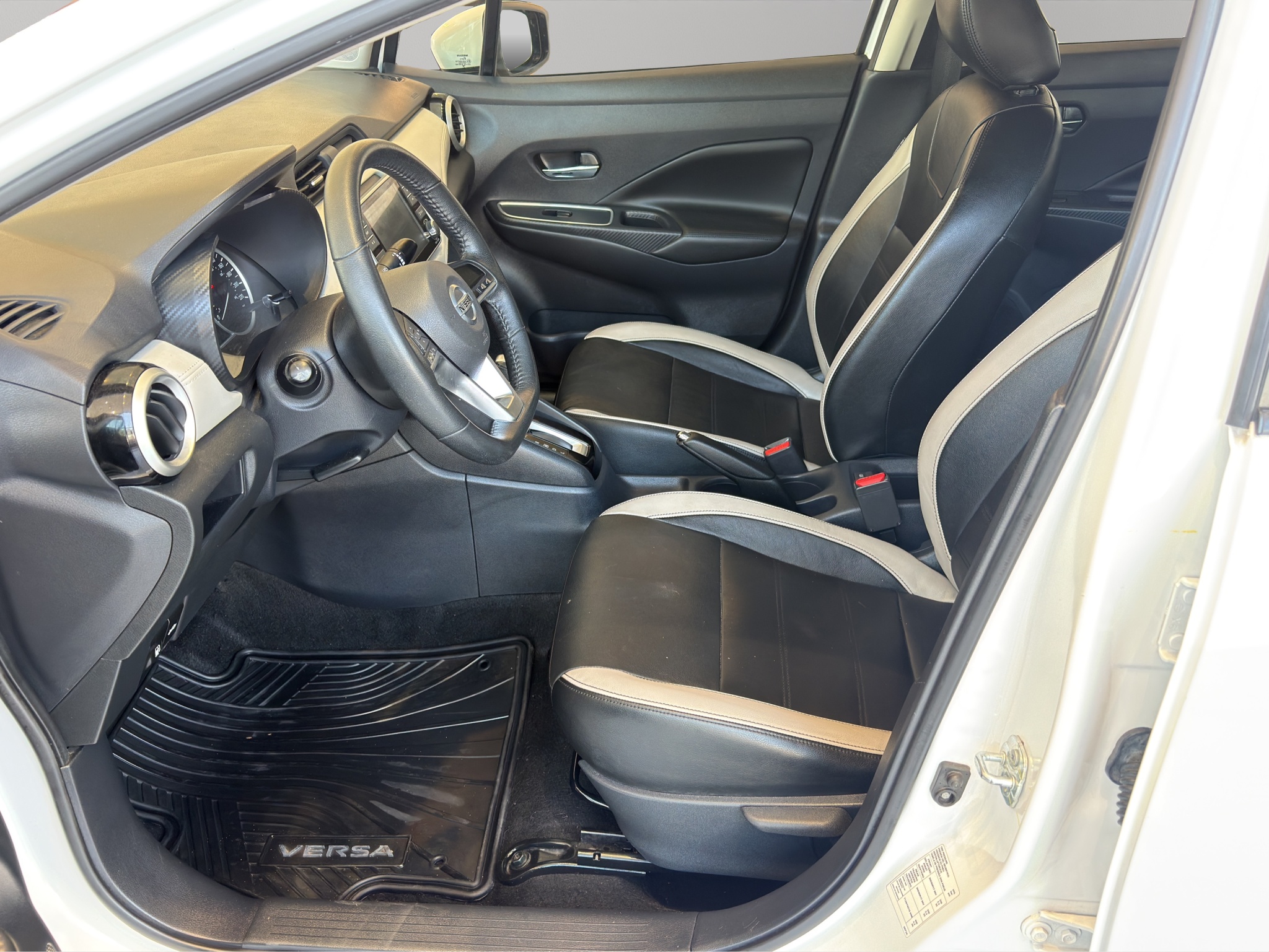 Nissan Versa 4 pts. Platinum, TA, a/ac. Aut., VE, piel, GPS, f. led, RA-17 (línea nueva) 2020