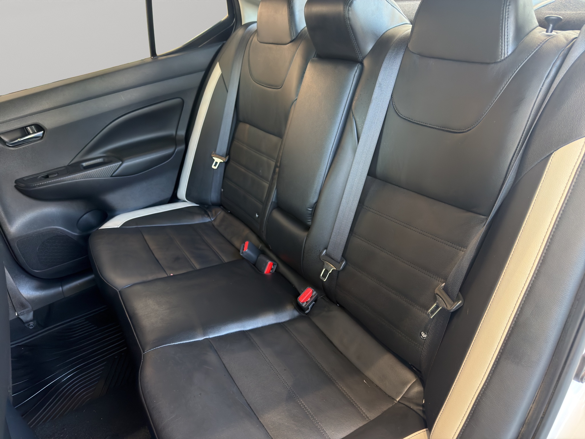 Nissan Versa 4 pts. Platinum, TA, a/ac. Aut., VE, piel, GPS, f. led, RA-17 (línea nueva) 2020