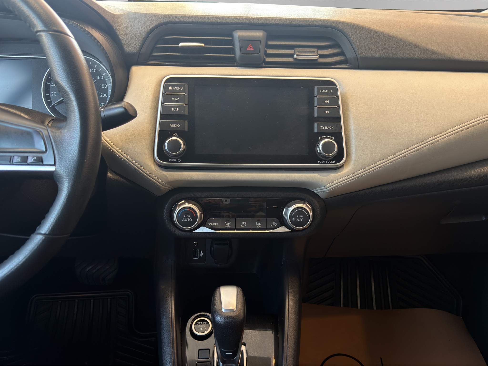 Nissan Versa 4 pts. Platinum, TA, a/ac. Aut., VE, piel, GPS, f. led, RA-17 (línea nueva) 2020