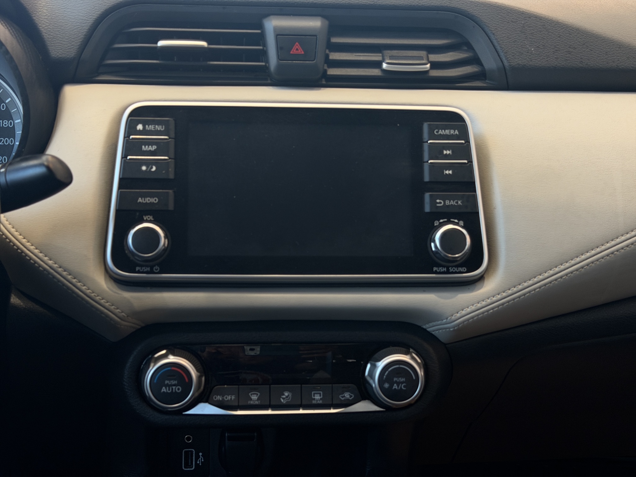 Nissan Versa 4 pts. Platinum, TA, a/ac. Aut., VE, piel, GPS, f. led, RA-17 (línea nueva) 2020