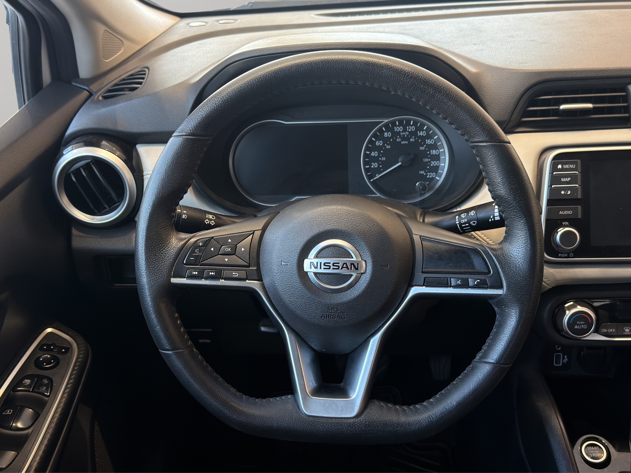 Nissan Versa 4 pts. Platinum, TA, a/ac. Aut., VE, piel, GPS, f. led, RA-17 (línea nueva) 2020