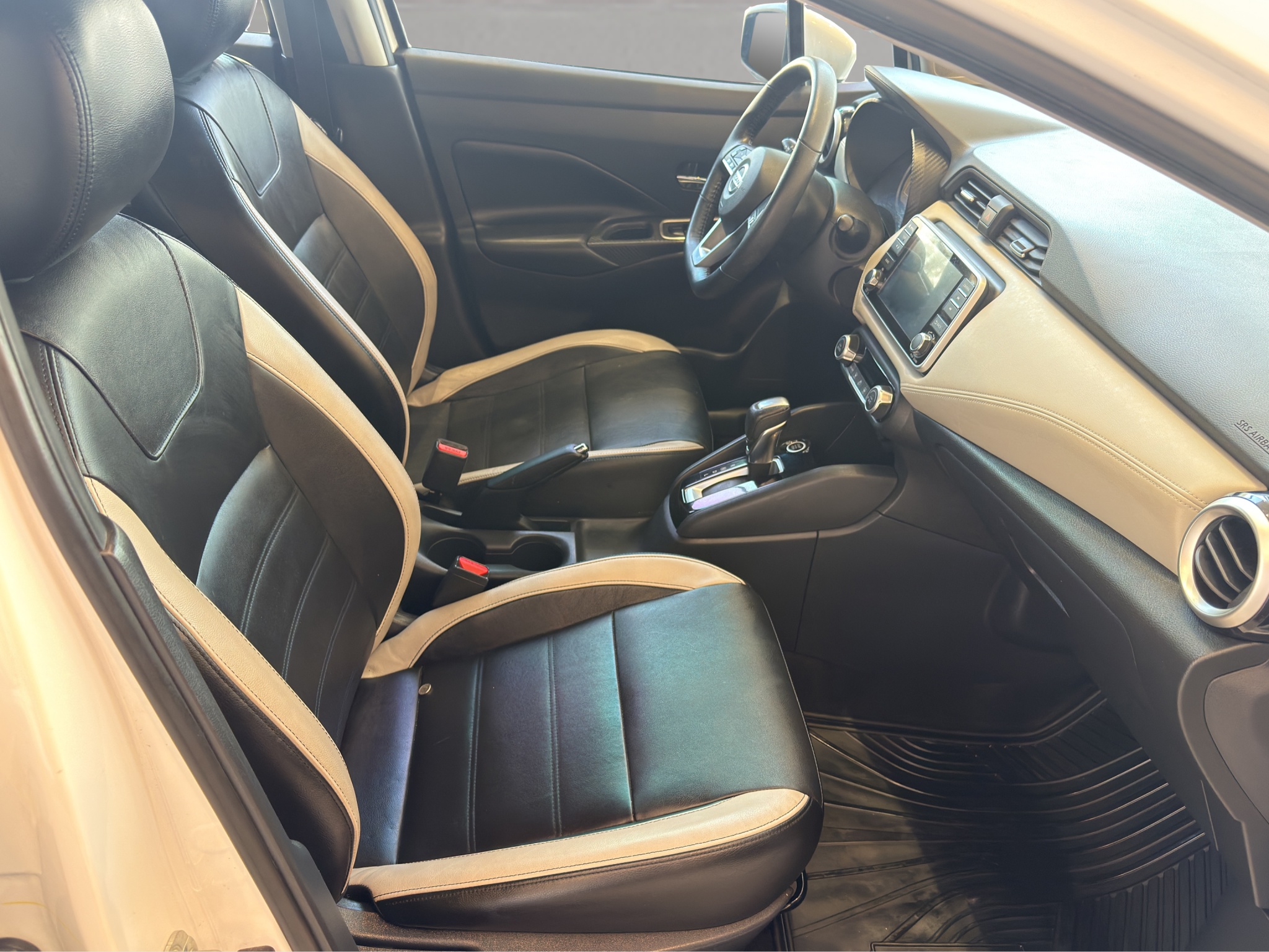 Nissan Versa 4 pts. Platinum, TA, a/ac. Aut., VE, piel, GPS, f. led, RA-17 (línea nueva) 2020