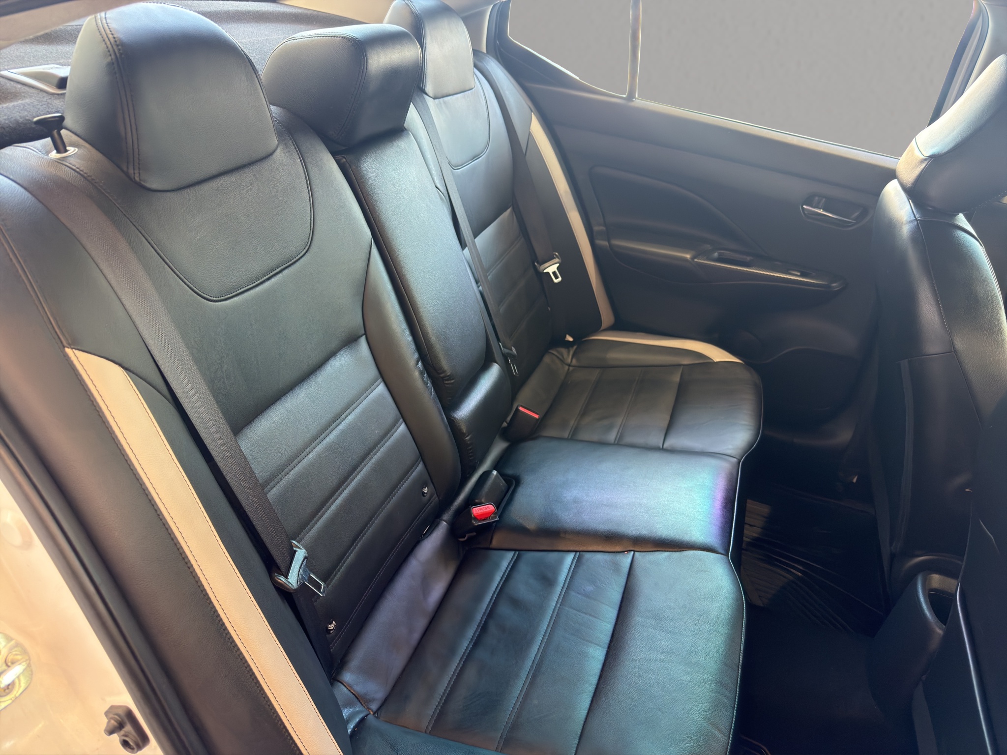 Nissan Versa 4 pts. Platinum, TA, a/ac. Aut., VE, piel, GPS, f. led, RA-17 (línea nueva) 2020