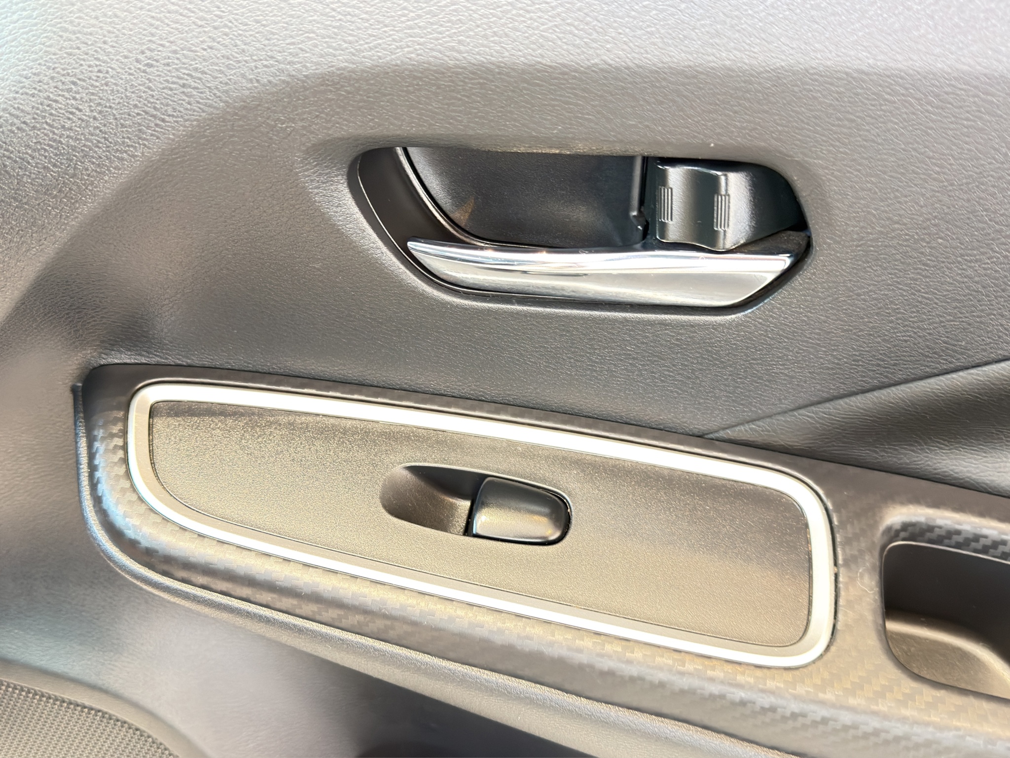 Nissan Versa 4 pts. Platinum, TA, a/ac. Aut., VE, piel, GPS, f. led, RA-17 (línea nueva) 2020