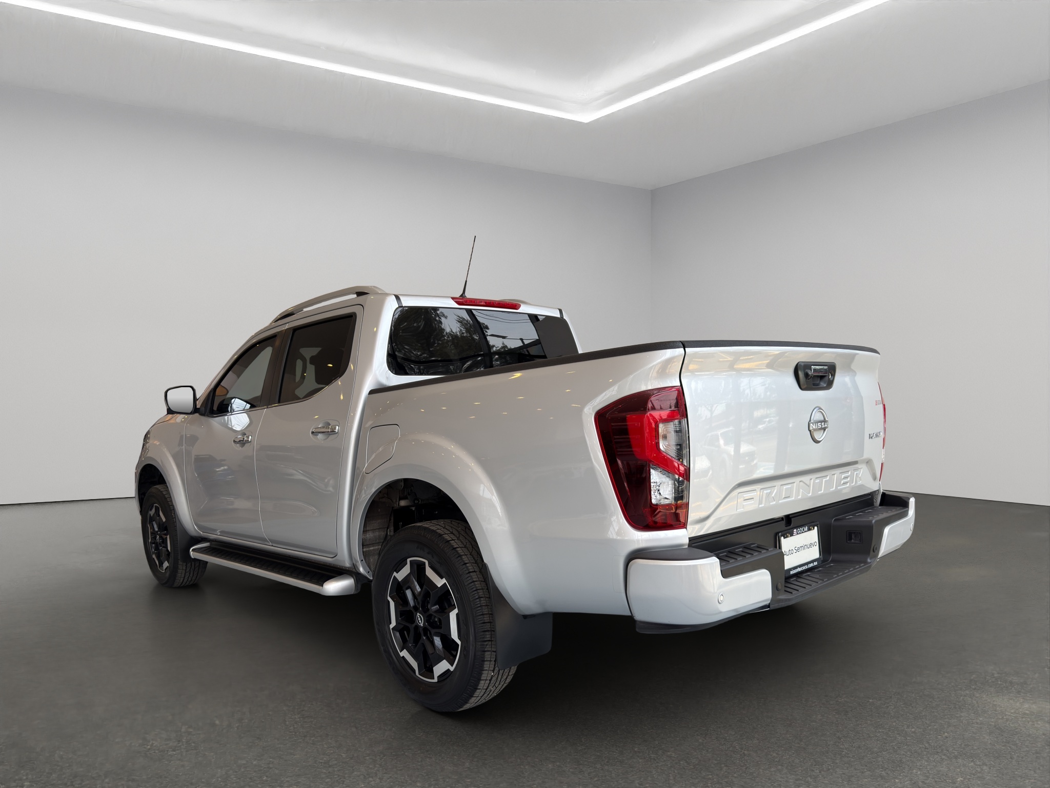 Nissan Comerciales Frontier y NP 300 Frontier Pick-Up 4 pts. Frontier Platinum LE, Doble Cab., L4, 2.5l, TA, a/ac., piel, f. led, RA-18 2023