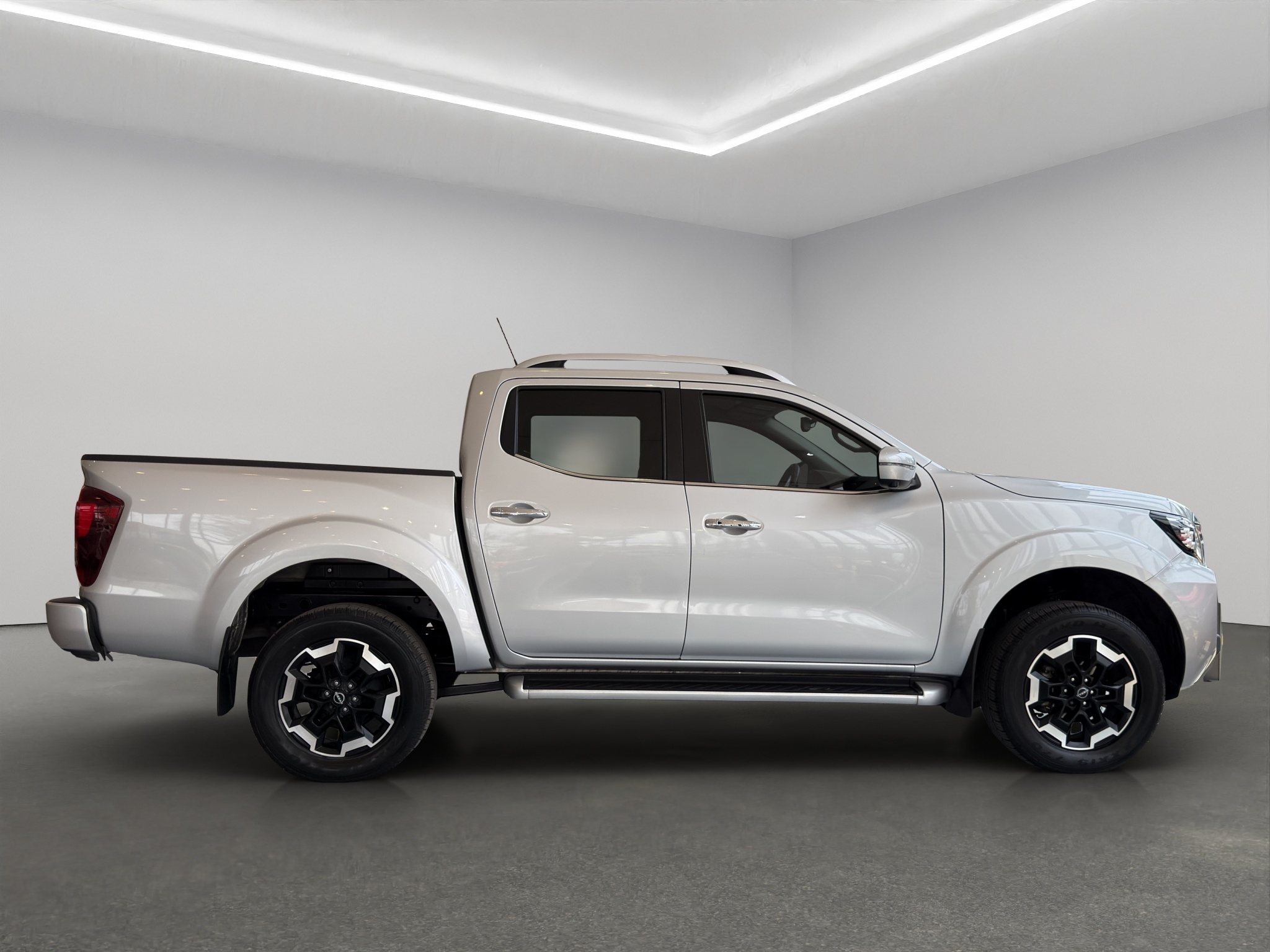 Nissan Comerciales Frontier y NP 300 Frontier Pick-Up 4 pts. Frontier Platinum LE, Doble Cab., L4, 2.5l, TA, a/ac., piel, f. led, RA-18 2023