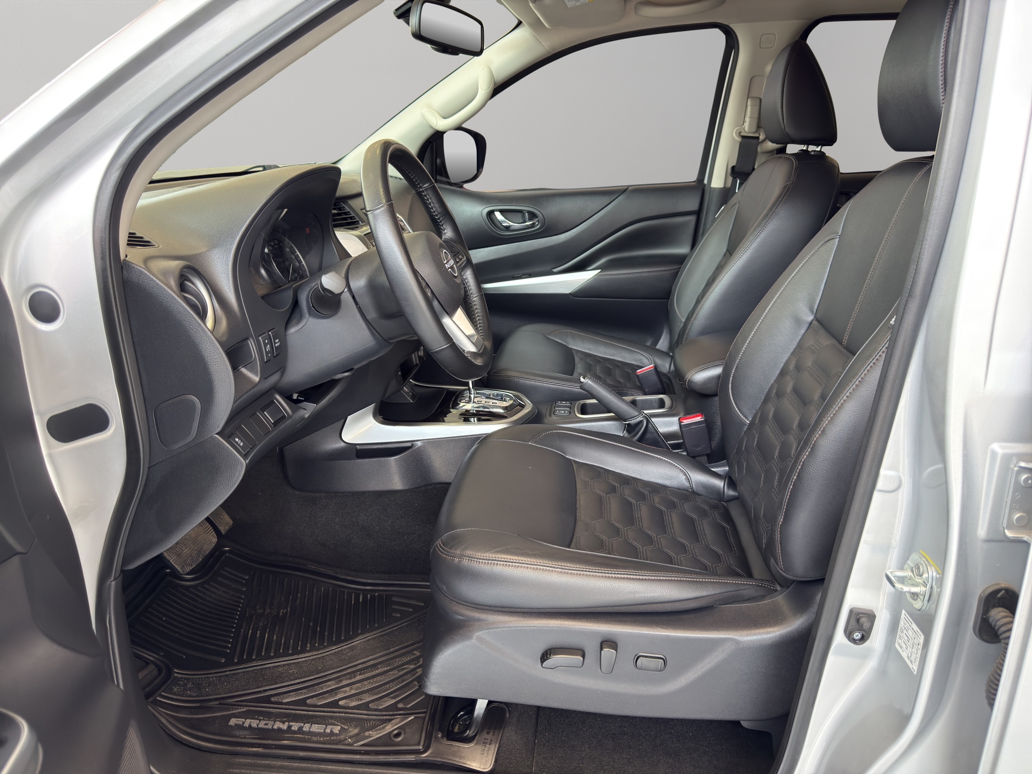 Nissan Comerciales Frontier y NP 300 Frontier Pick-Up 4 pts. Frontier Platinum LE, Doble Cab., L4, 2.5l, TA, a/ac., piel, f. led, RA-18 2023