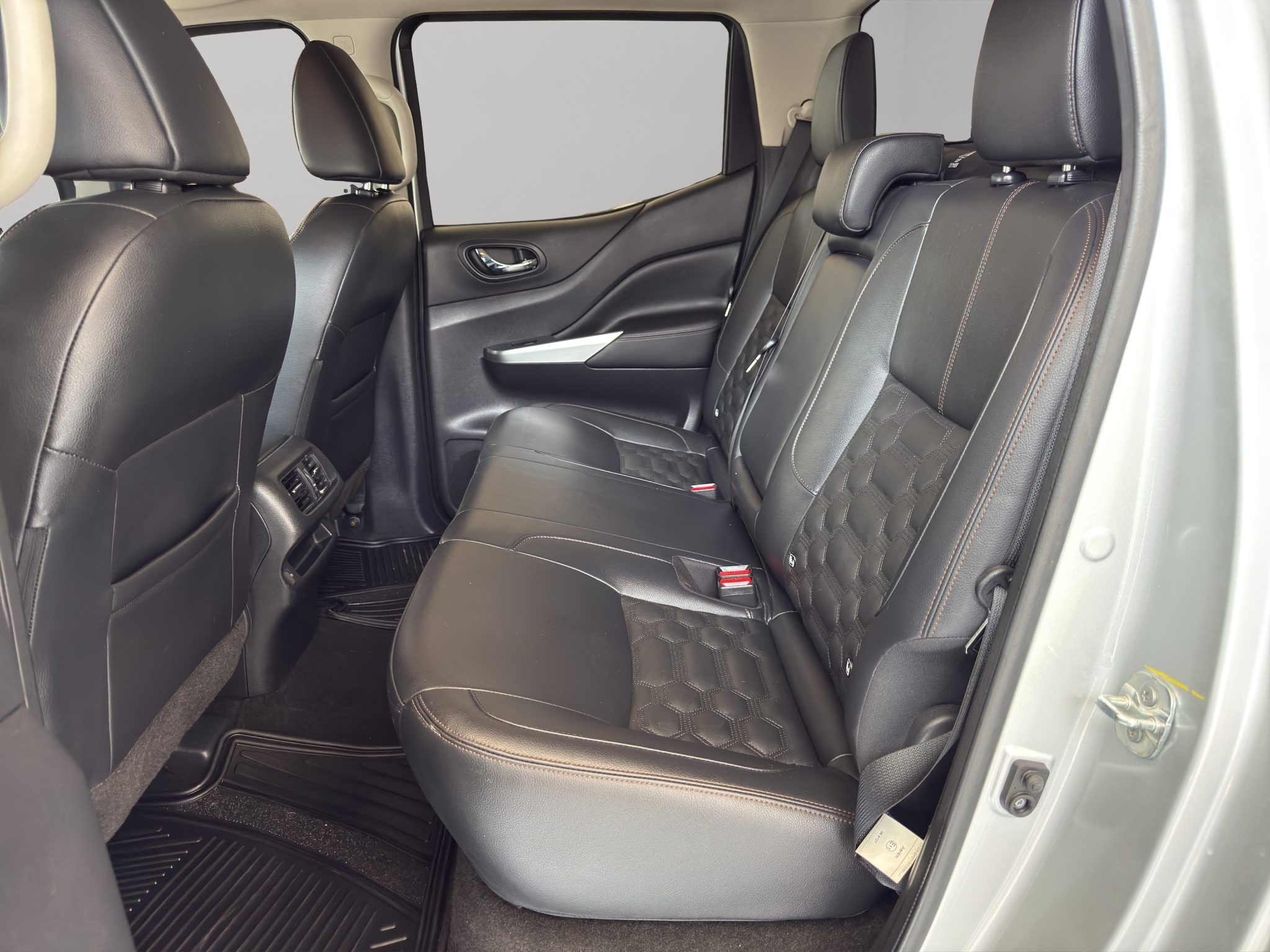 Nissan Comerciales Frontier y NP 300 Frontier Pick-Up 4 pts. Frontier Platinum LE, Doble Cab., L4, 2.5l, TA, a/ac., piel, f. led, RA-18 2023