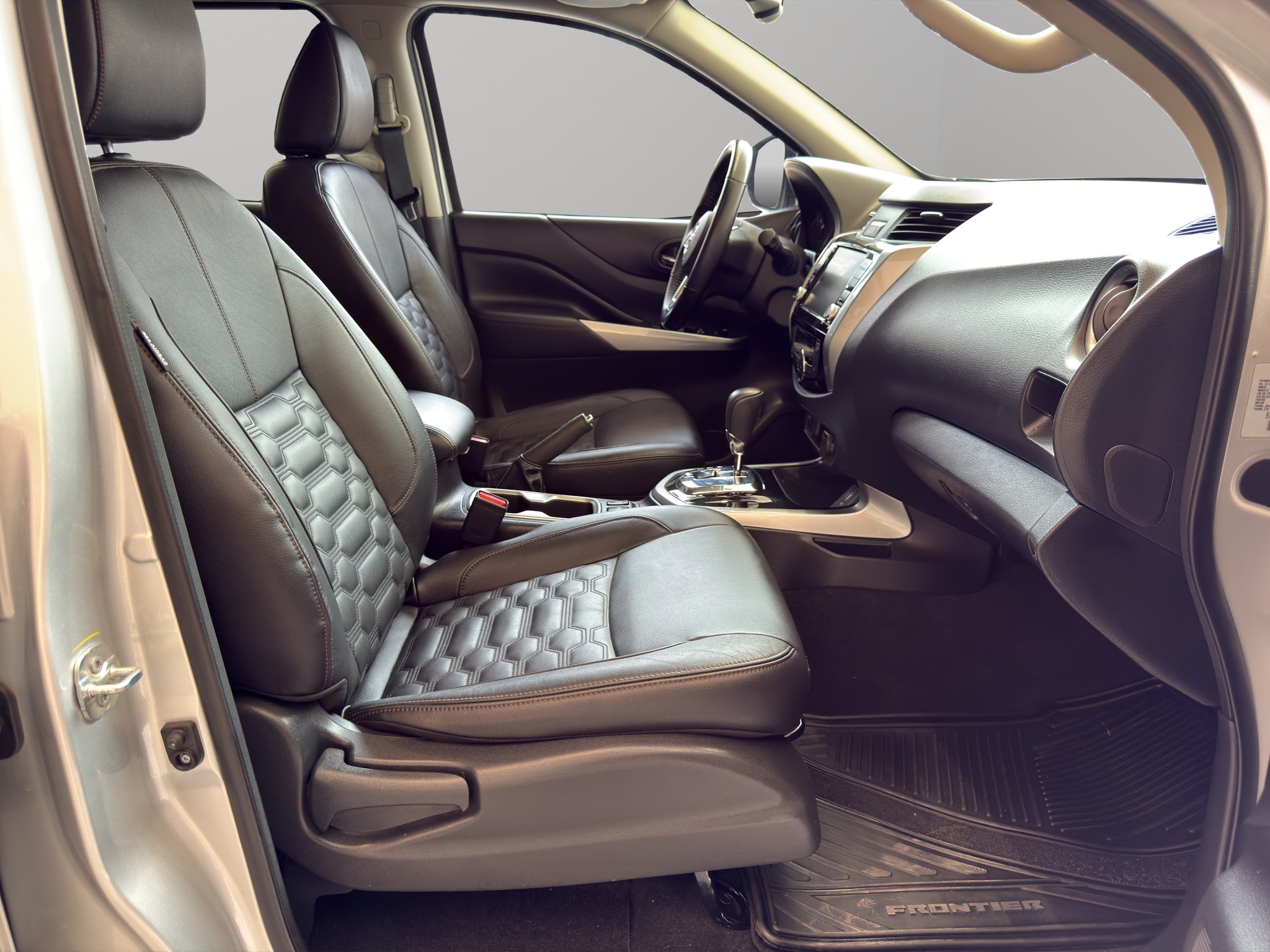 Nissan Comerciales Frontier y NP 300 Frontier Pick-Up 4 pts. Frontier Platinum LE, Doble Cab., L4, 2.5l, TA, a/ac., piel, f. led, RA-18 2023