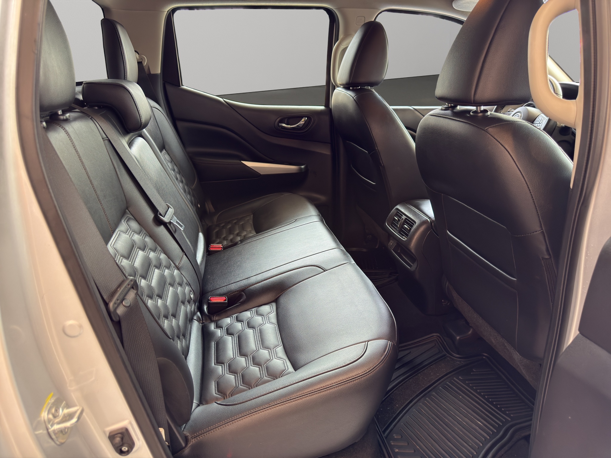 Nissan Comerciales Frontier y NP 300 Frontier Pick-Up 4 pts. Frontier Platinum LE, Doble Cab., L4, 2.5l, TA, a/ac., piel, f. led, RA-18 2023