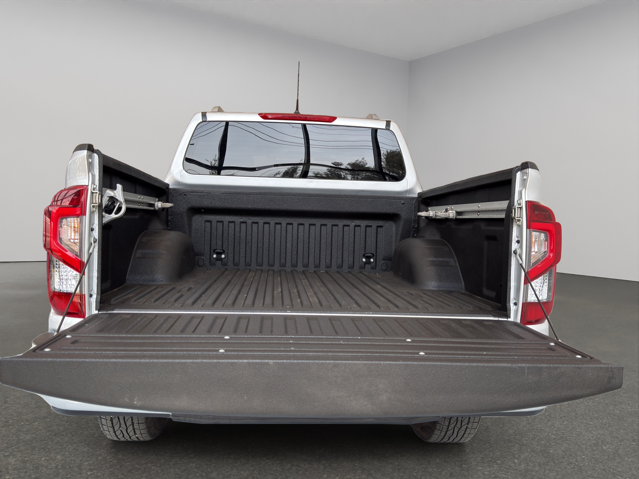 Nissan Comerciales Frontier y NP 300 Frontier Pick-Up 4 pts. Frontier Platinum LE, Doble Cab., L4, 2.5l, TA, a/ac., piel, f. led, RA-18 2023