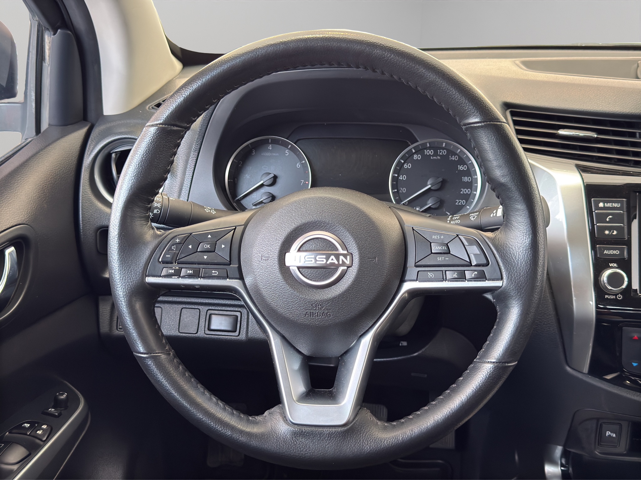 Nissan Comerciales Frontier y NP 300 Frontier Pick-Up 4 pts. Frontier Platinum LE, Doble Cab., L4, 2.5l, TA, a/ac., piel, f. led, RA-18 2023