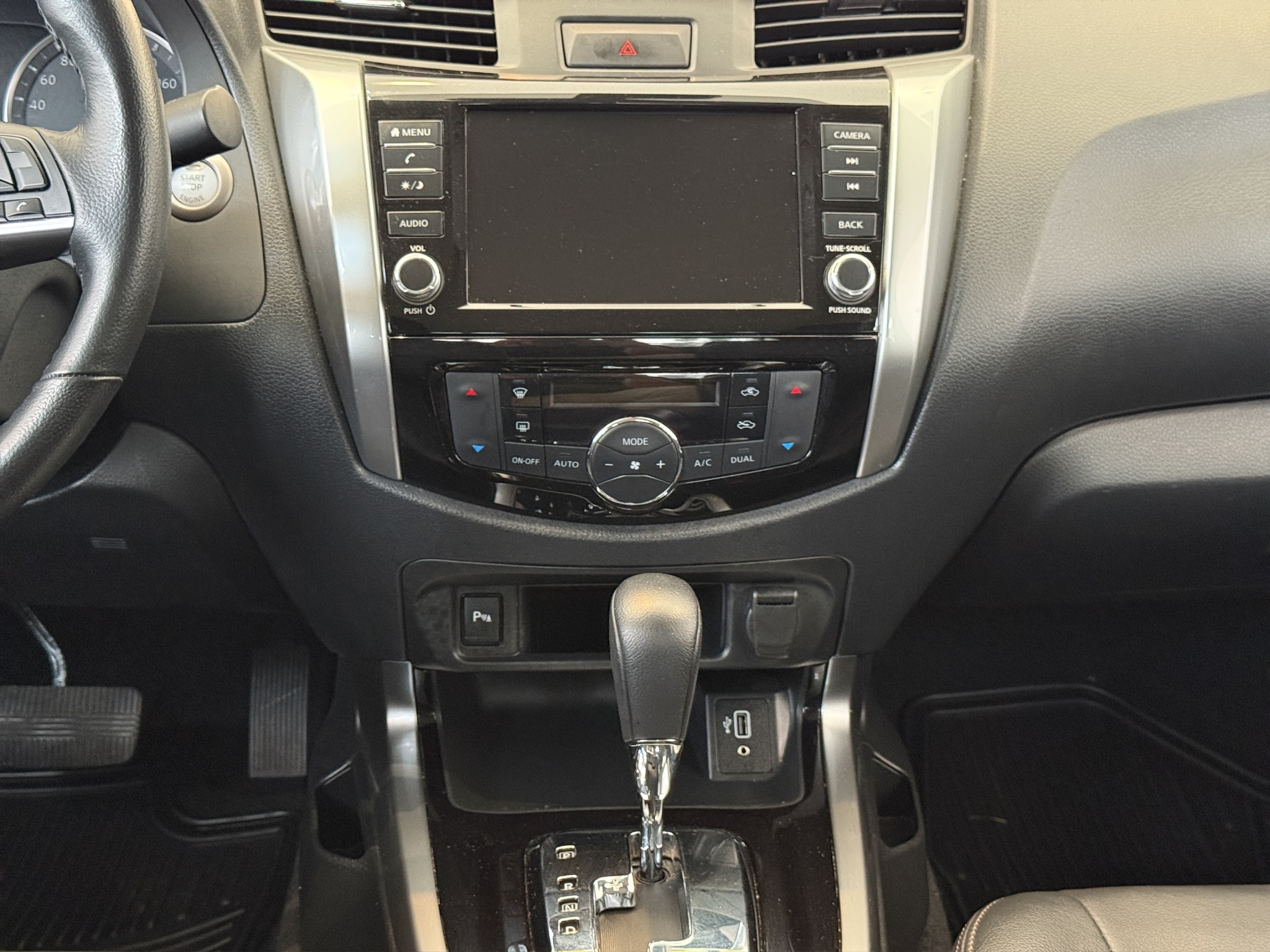 Nissan Comerciales Frontier y NP 300 Frontier Pick-Up 4 pts. Frontier Platinum LE, Doble Cab., L4, 2.5l, TA, a/ac., piel, f. led, RA-18 2023