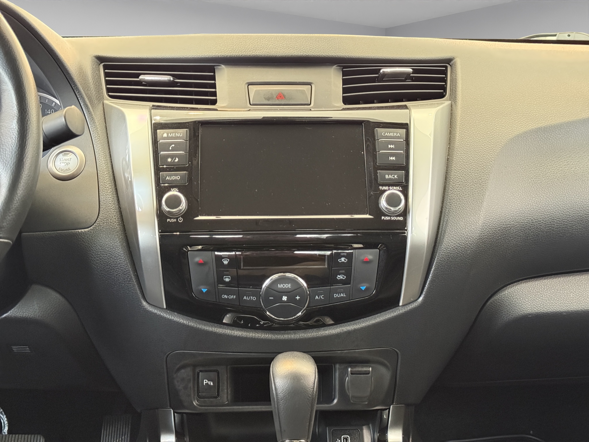 Nissan Comerciales Frontier y NP 300 Frontier Pick-Up 4 pts. Frontier Platinum LE, Doble Cab., L4, 2.5l, TA, a/ac., piel, f. led, RA-18 2023