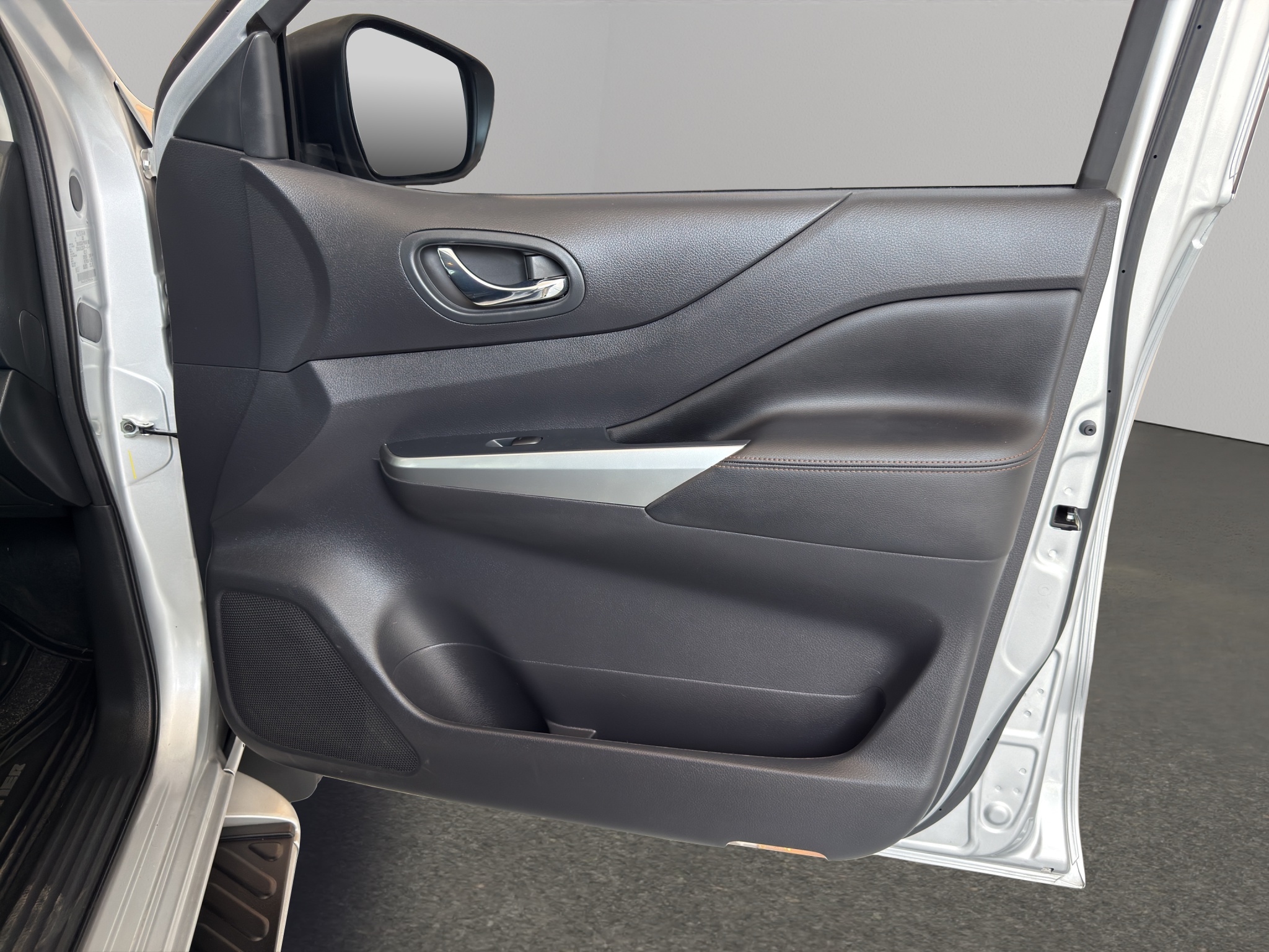 Nissan Comerciales Frontier y NP 300 Frontier Pick-Up 4 pts. Frontier Platinum LE, Doble Cab., L4, 2.5l, TA, a/ac., piel, f. led, RA-18 2023