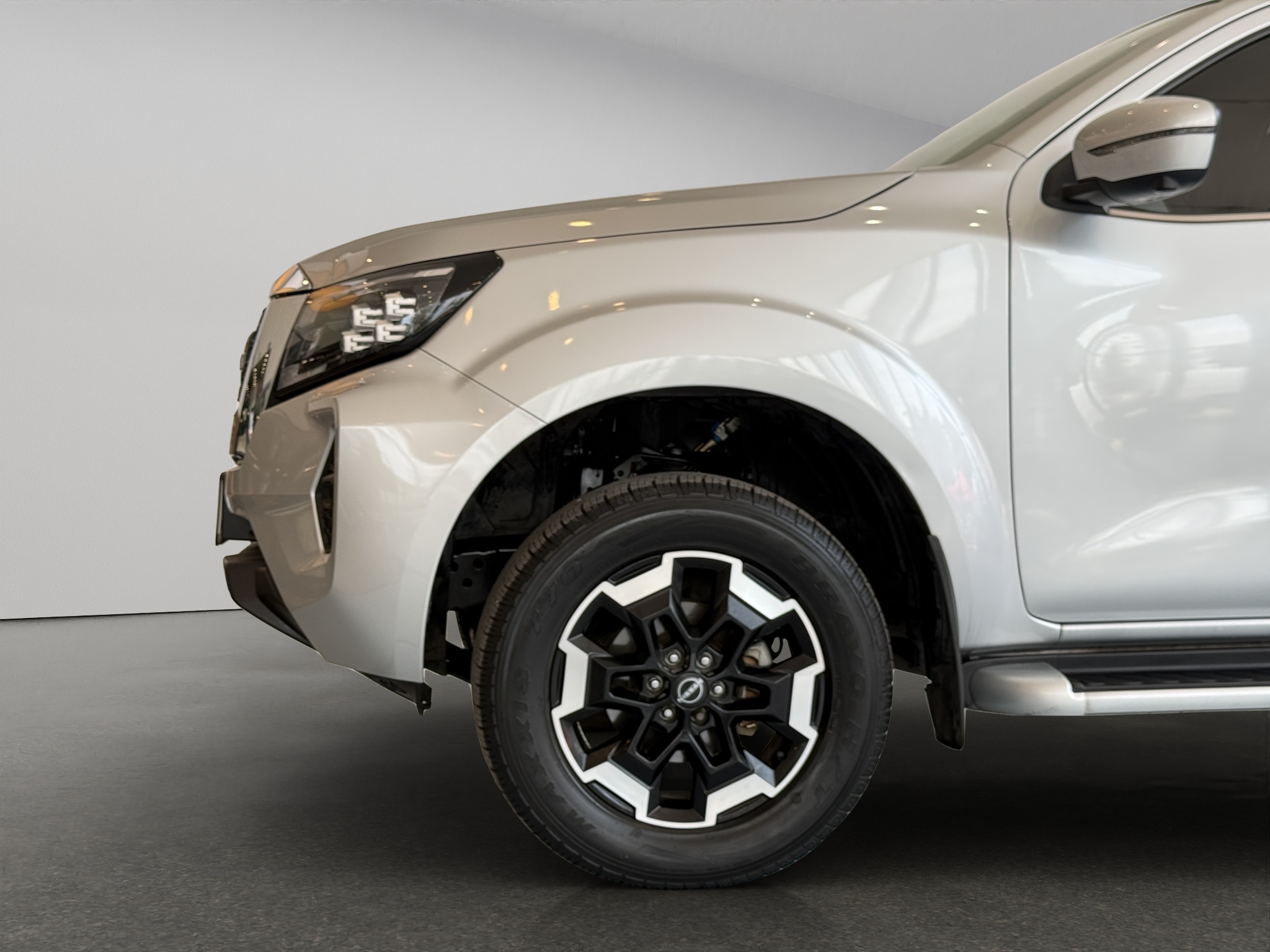 Nissan Comerciales Frontier y NP 300 Frontier Pick-Up 4 pts. Frontier Platinum LE, Doble Cab., L4, 2.5l, TA, a/ac., piel, f. led, RA-18 2023