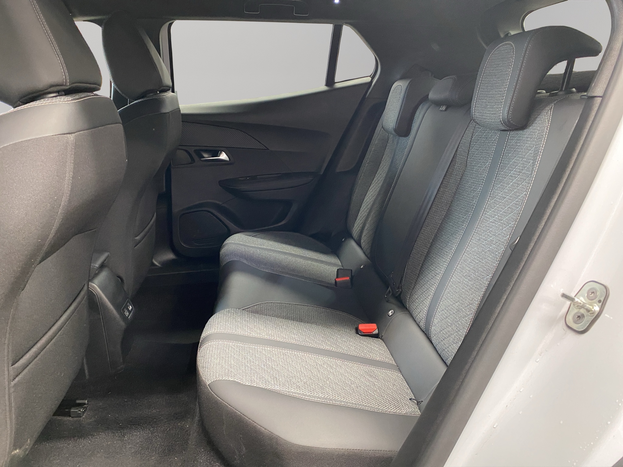Peugeot 2008  5 pts. Allure, 1.2T, TA, pantalla touch 10 2025