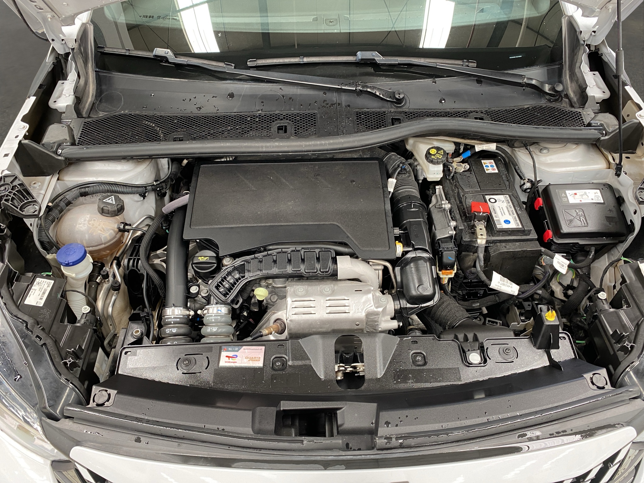 Peugeot 2008  5 pts. Allure, 1.2T, TA, pantalla touch 10 2025