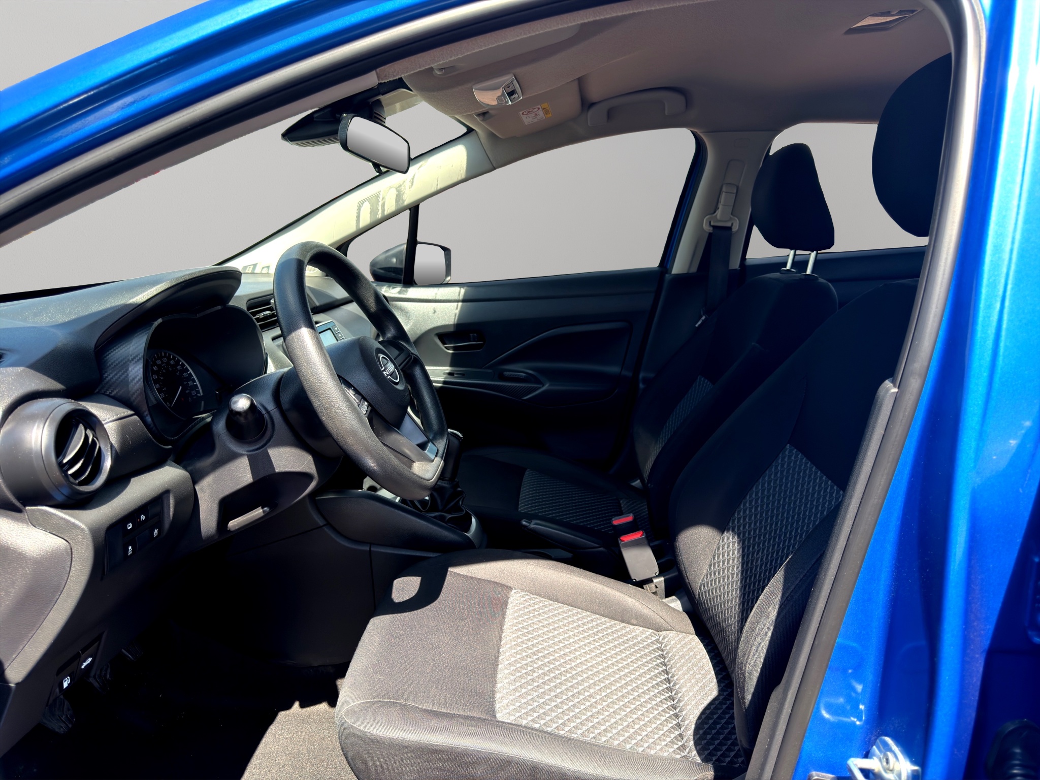Nissan Versa 4 pts. Sense, TM5, a/ac., R-15 (cambio de línea) 2023