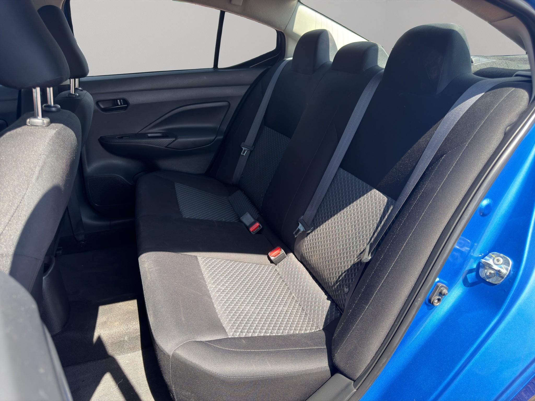 Nissan Versa 4 pts. Sense, TM5, a/ac., R-15 (cambio de línea) 2023