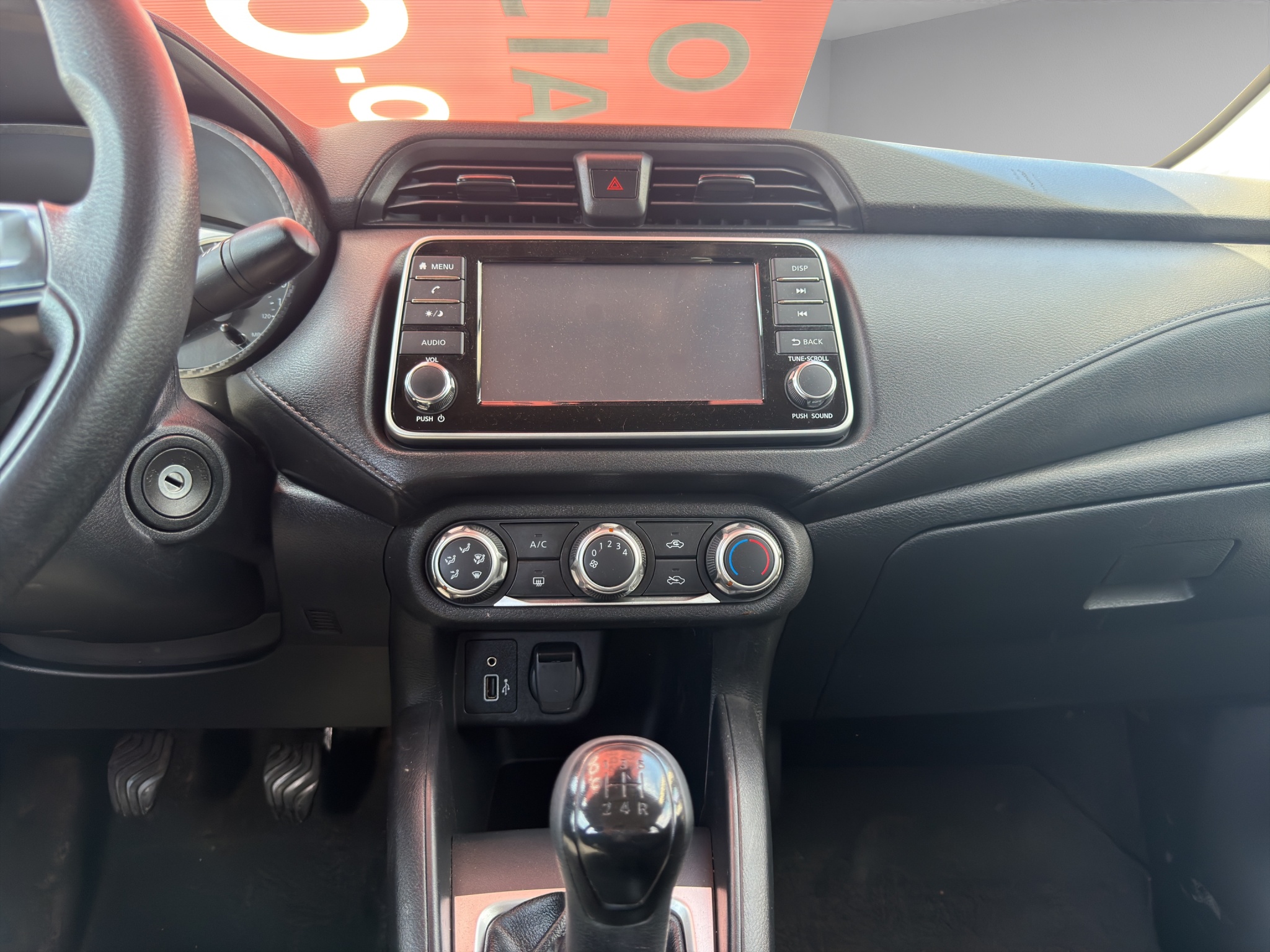 Nissan Versa 4 pts. Sense, TM5, a/ac., R-15 (cambio de línea) 2023