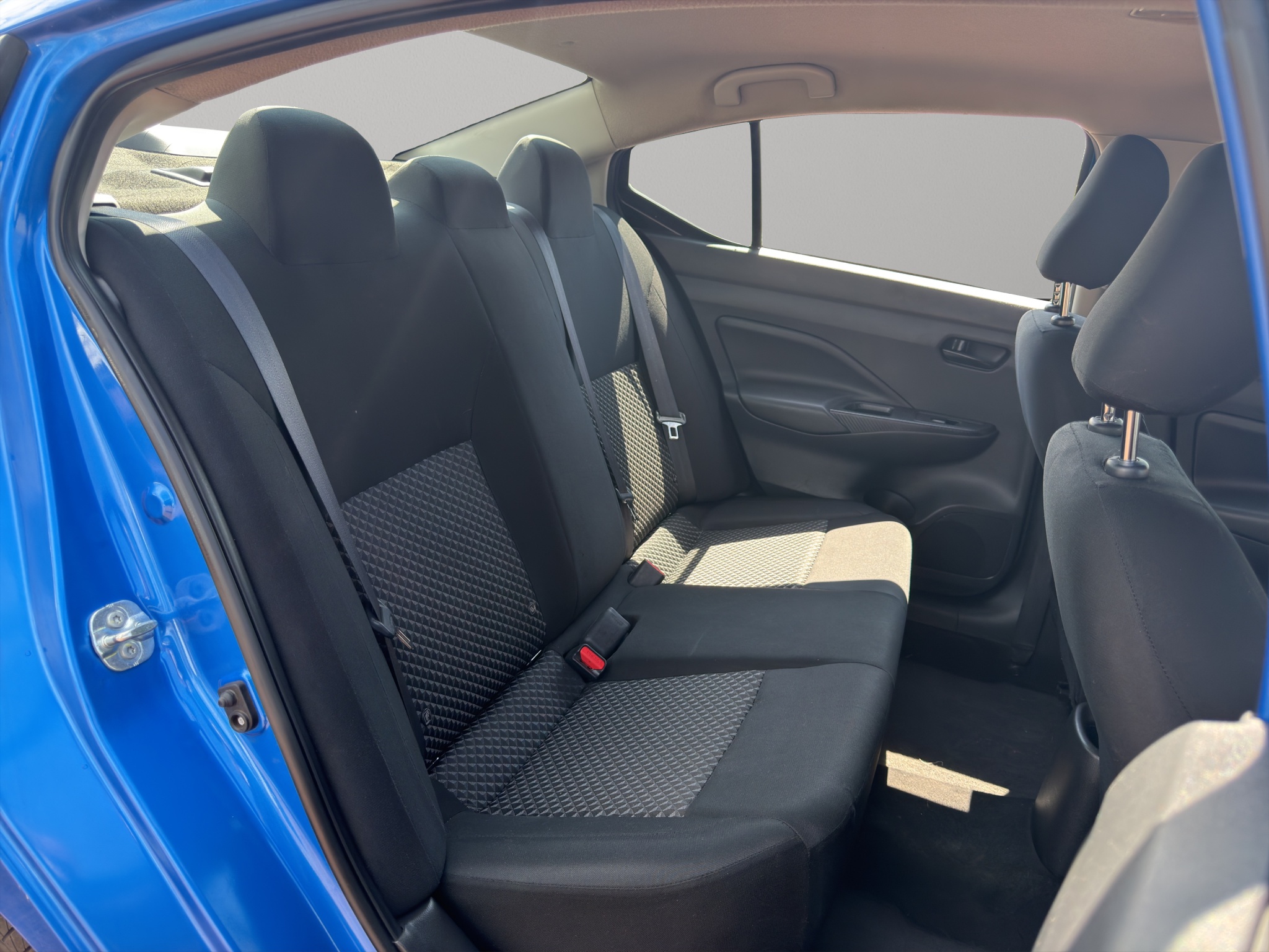 Nissan Versa 4 pts. Sense, TM5, a/ac., R-15 (cambio de línea) 2023