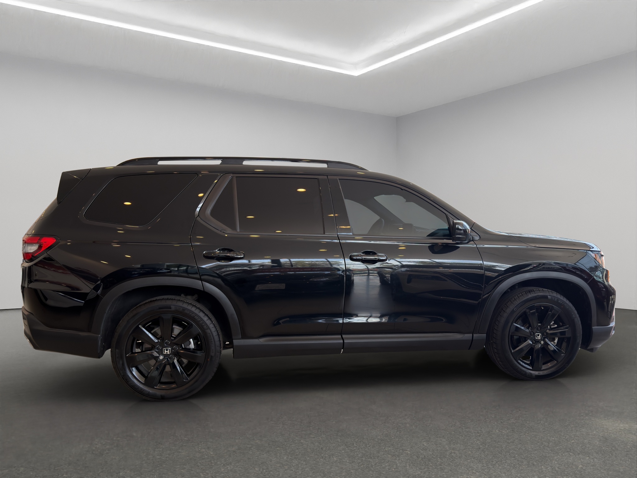 Honda Pilot  5 pts. Black Edition, 3.5l, TA, piel costuras rojas, QCP, RA-20 negro 2025