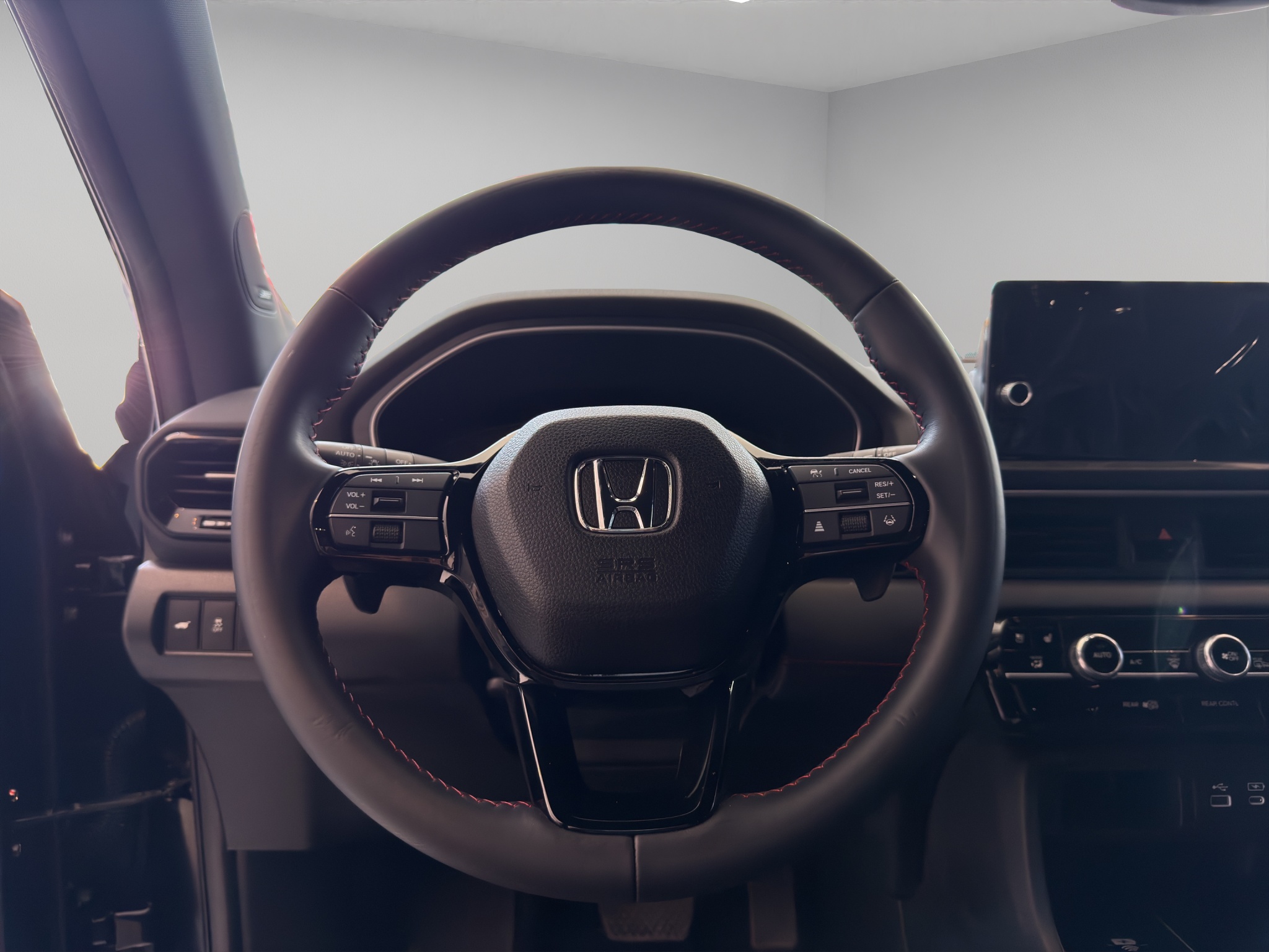 Honda Pilot  5 pts. Black Edition, 3.5l, TA, piel costuras rojas, QCP, RA-20 negro 2025