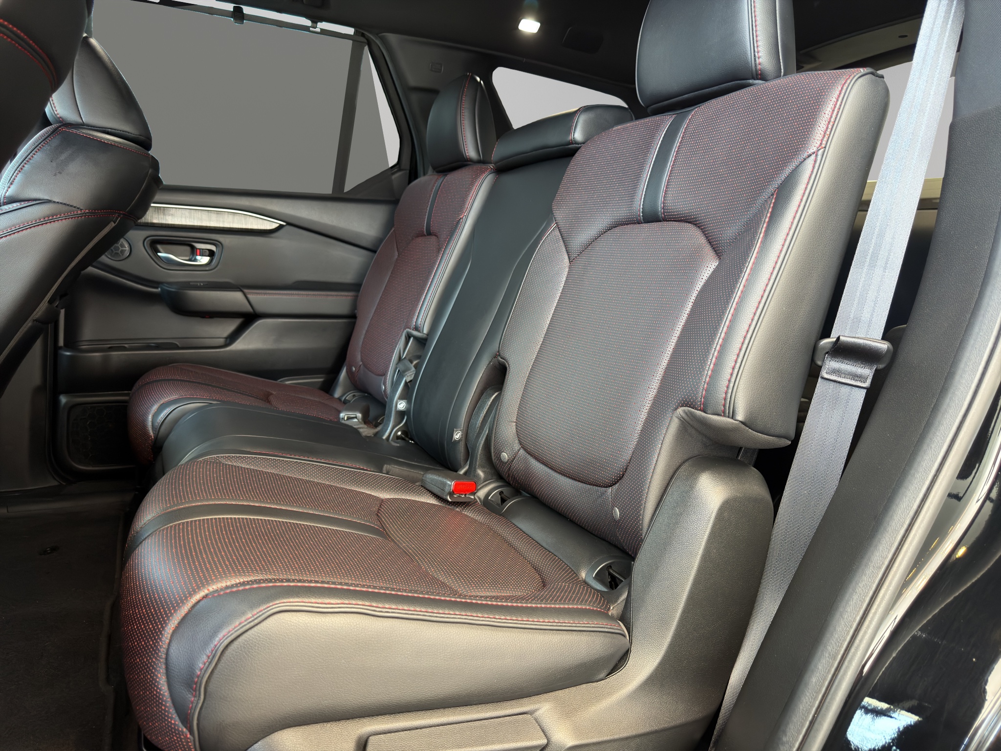 Honda Pilot  5 pts. Black Edition, 3.5l, TA, piel costuras rojas, QCP, RA-20 negro 2025