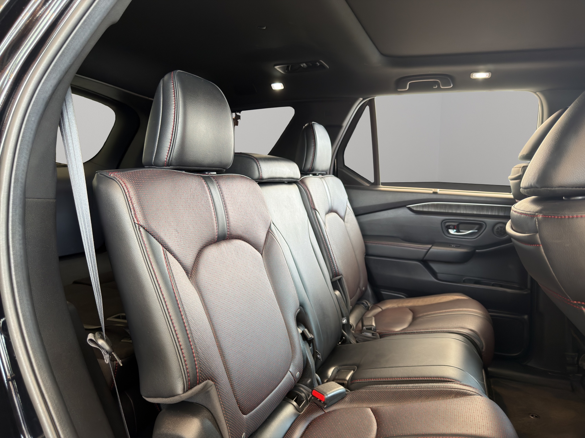 Honda Pilot  5 pts. Black Edition, 3.5l, TA, piel costuras rojas, QCP, RA-20 negro 2025