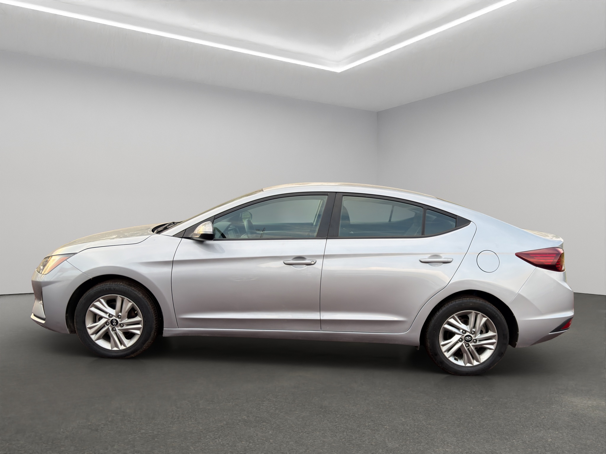 Hyundai Elantra 4 pts. GLS Premium, 2.0l, TA, a/ac., f. led, RA-16 (línea anterior) 2020