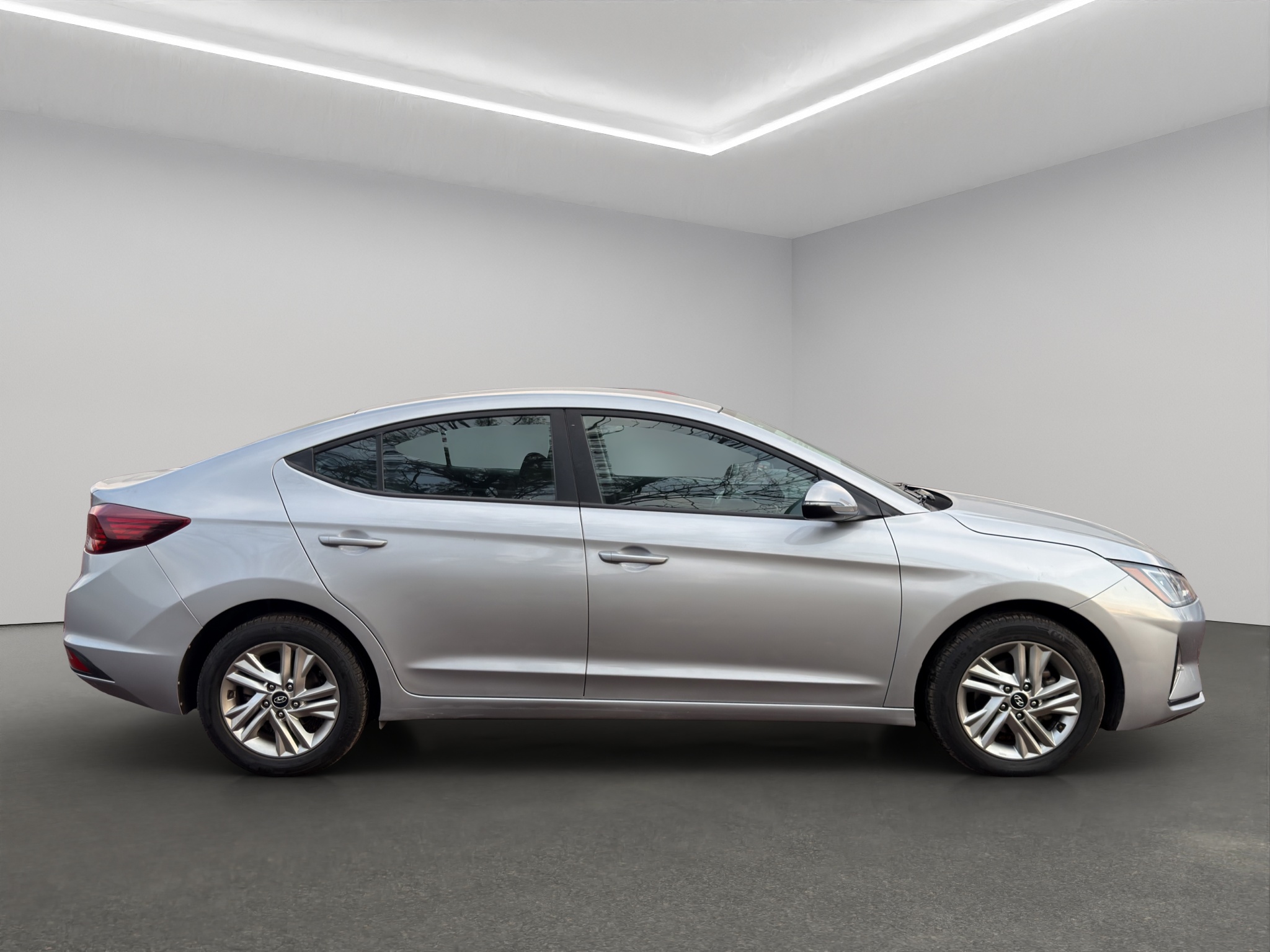 Hyundai Elantra 4 pts. GLS Premium, 2.0l, TA, a/ac., f. led, RA-16 (línea anterior) 2020