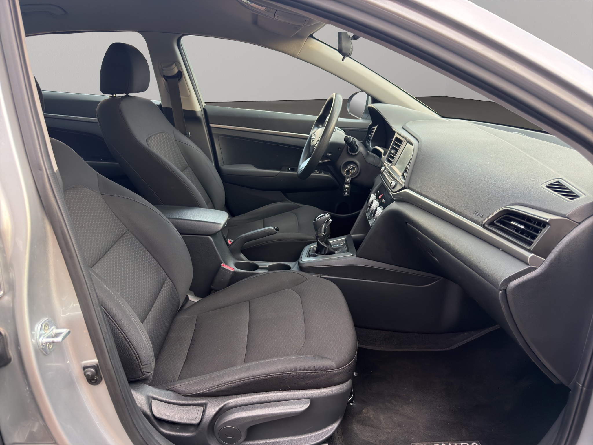 Hyundai Elantra 4 pts. GLS Premium, 2.0l, TA, a/ac., f. led, RA-16 (línea anterior) 2020