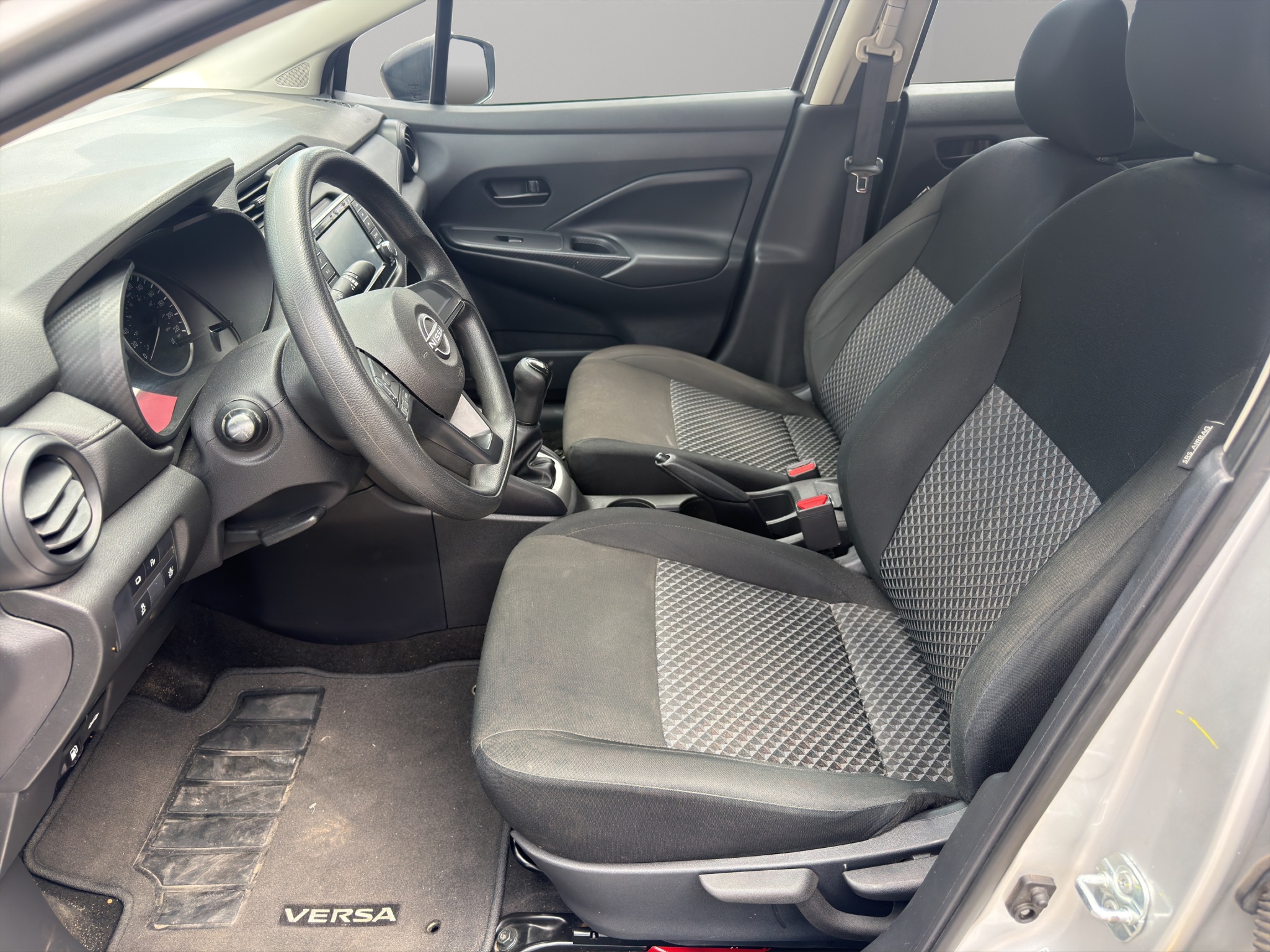 Nissan Versa 4 pts. Sense, TM5, a/ac., R-15 2024