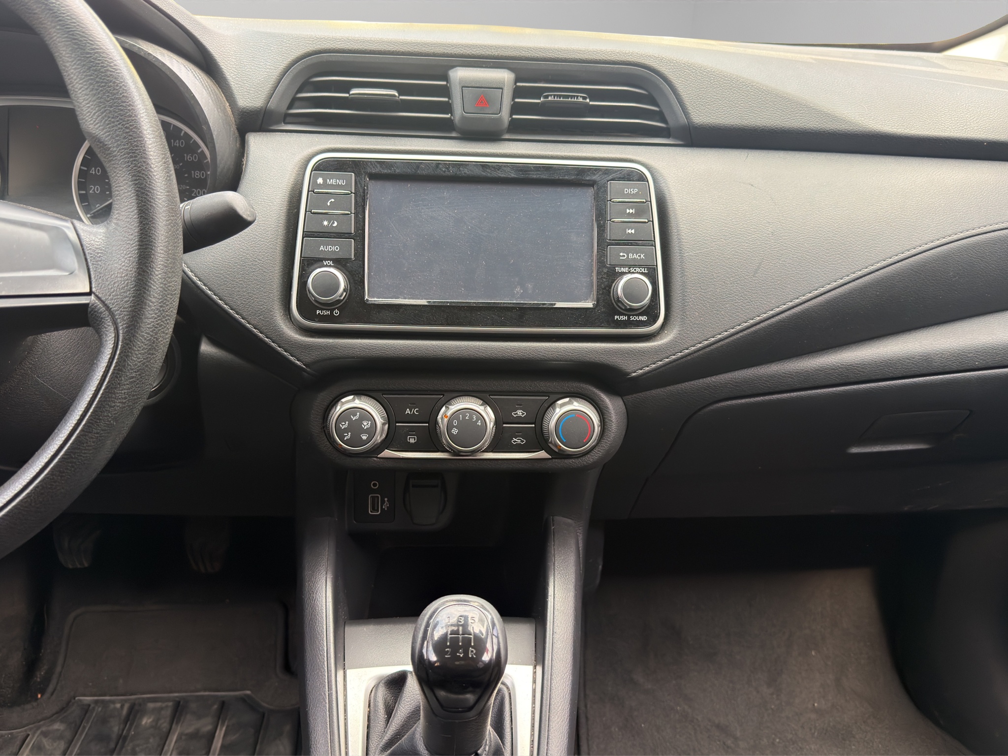 Nissan Versa 4 pts. Sense, TM5, a/ac., R-15 2024