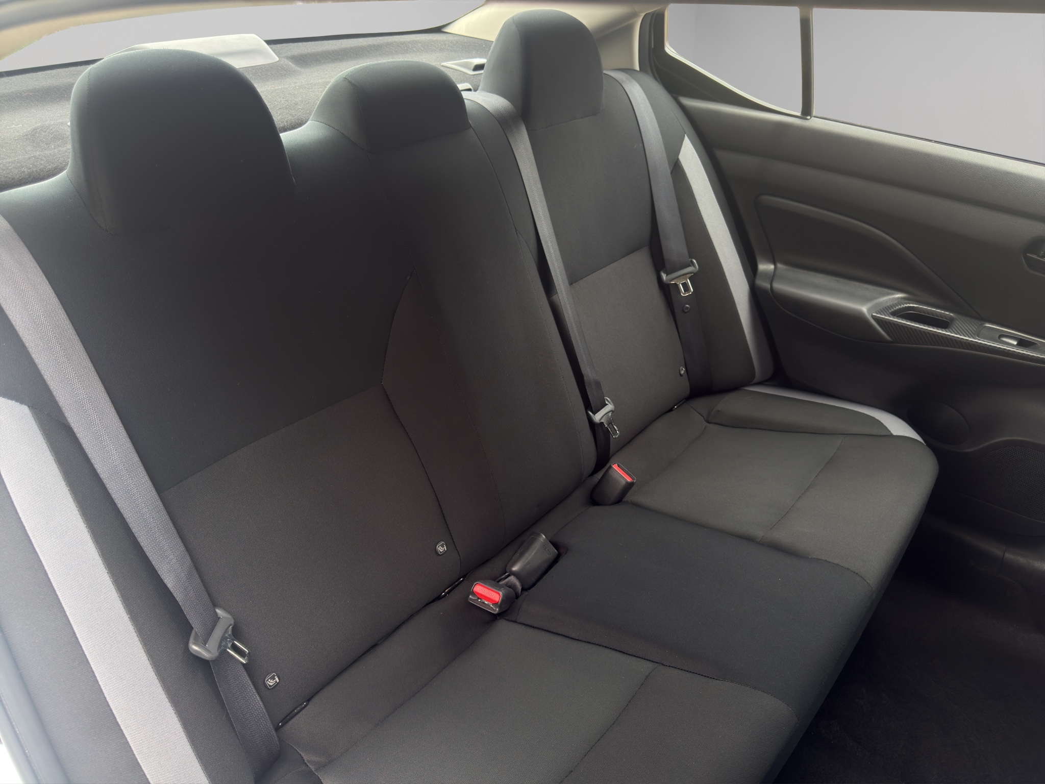 Nissan Versa 4 pts. Sense, TM5, a/ac., R-15 (línea anterior) 2025