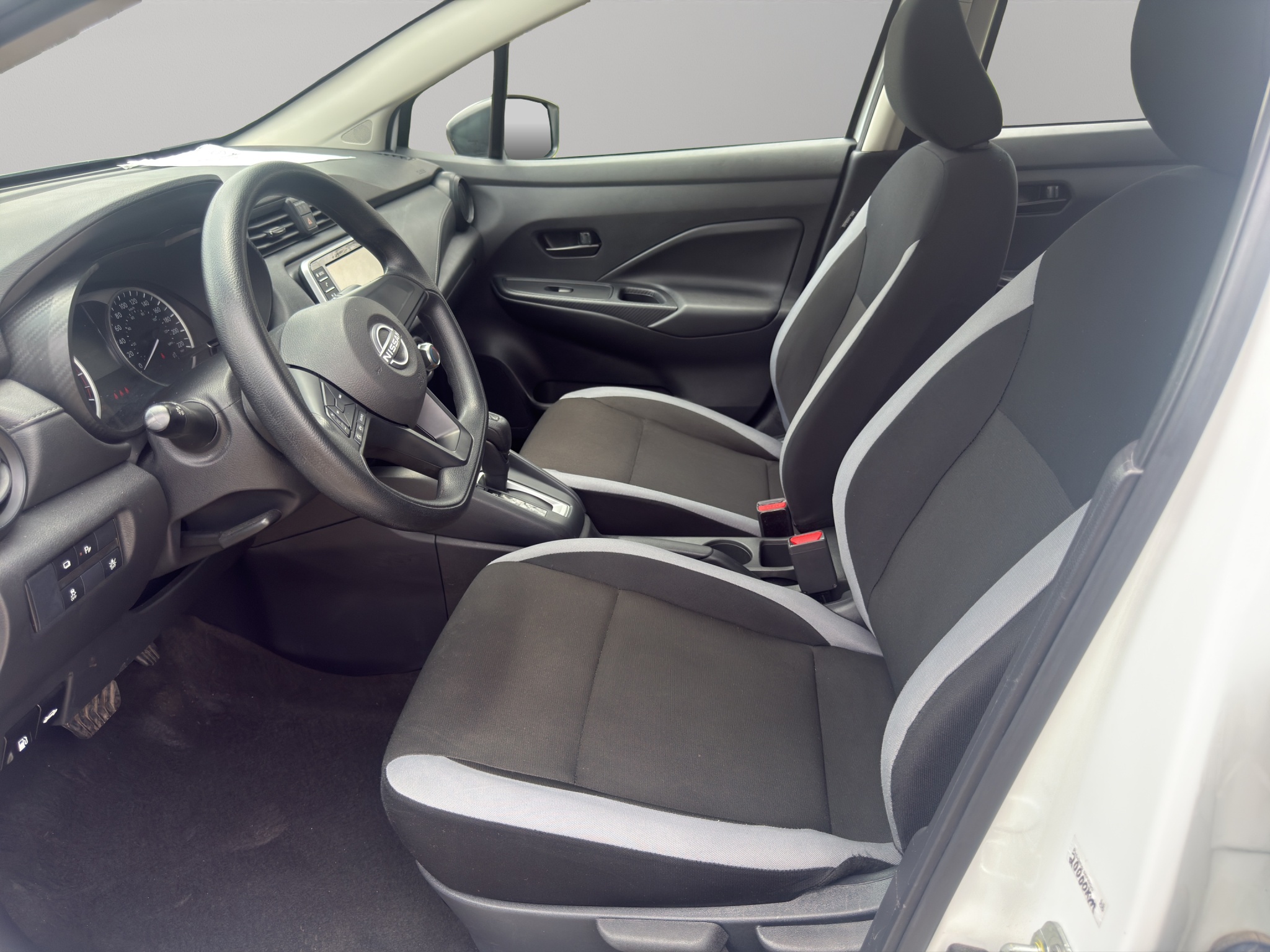 Nissan Versa 4 pts. Sense, TM5, a/ac., R-15 (línea anterior) 2025