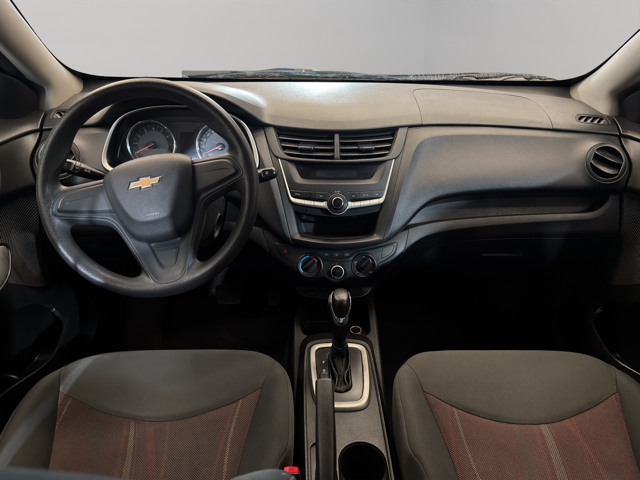Chevrolet Aveo 4 pts. LS, TM5, a/ac., R-14 (línea anterior) 2023