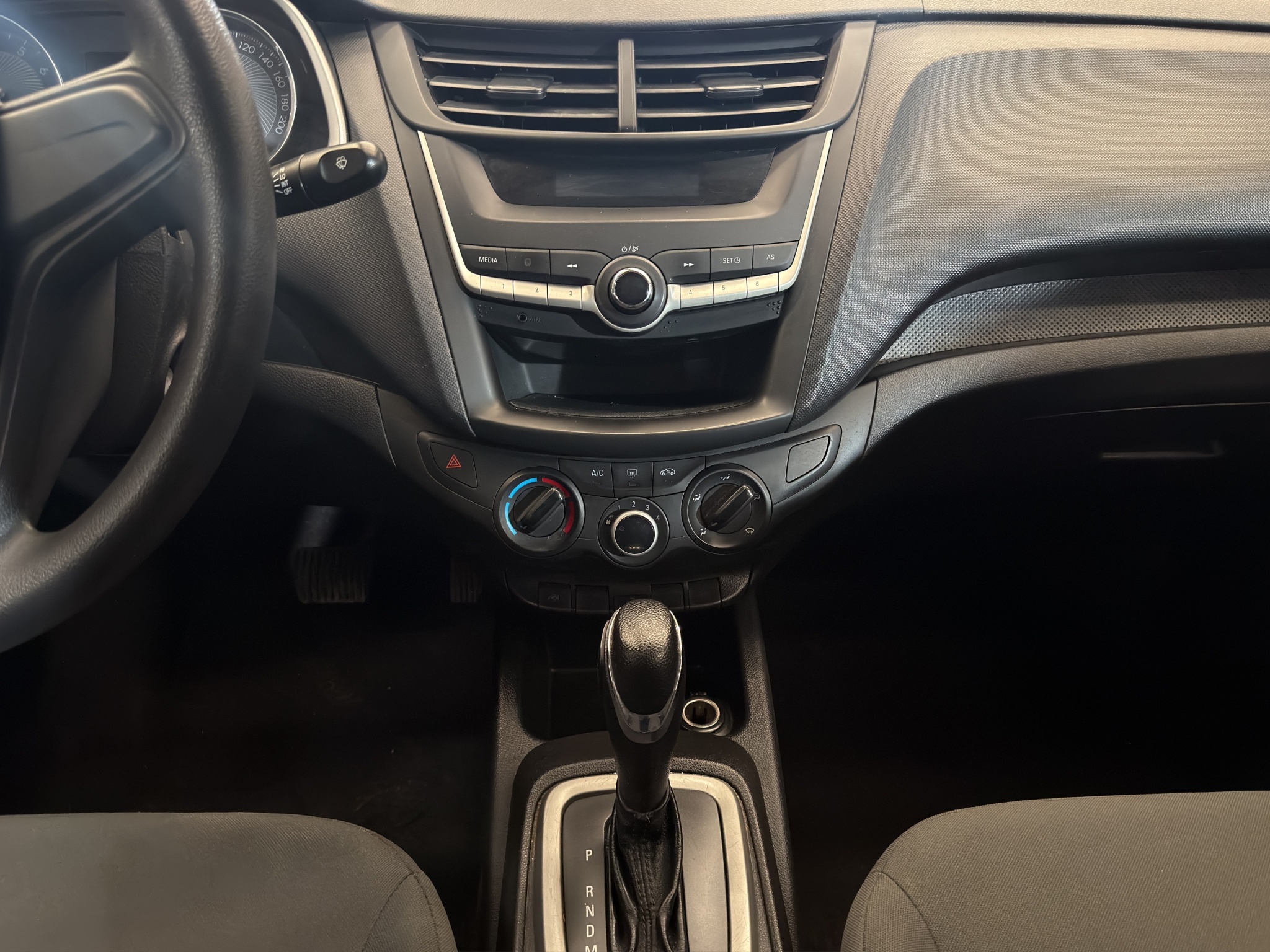 Chevrolet Aveo 4 pts. LS, TM5, a/ac., R-14 (línea anterior) 2023