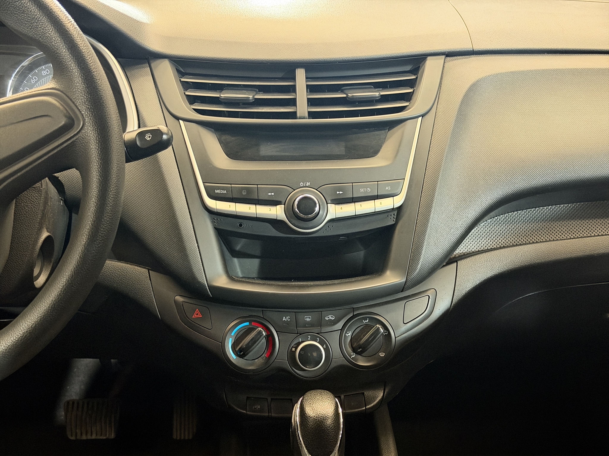 Chevrolet Aveo 4 pts. LS, TM5, a/ac., R-14 (línea anterior) 2023