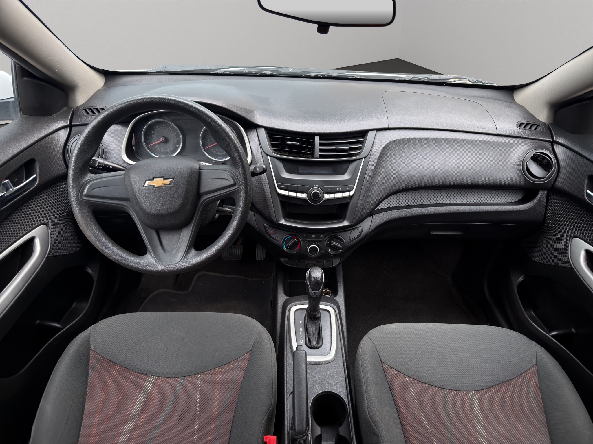 Chevrolet Aveo 4 pts. LS, TM5, a/ac., R-14 (línea anterior) 2023