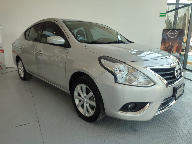Nissan Versa 4 pts. Advance, TM5, a/ac., VE, f. niebla, RA-15 (cambio de línea) 2015