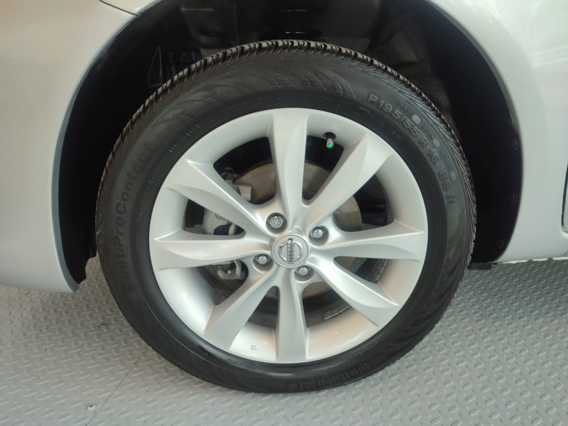 Nissan Versa 4 pts. Advance, TM5, a/ac., VE, f. niebla, RA-15 (cambio de línea) 2015