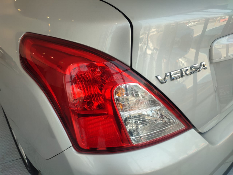 Nissan Versa 4 pts. Advance, TM5, a/ac., VE, f. niebla, RA-15 (cambio de línea) 2015