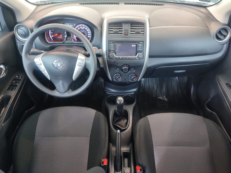 Nissan Versa 4 pts. Advance, TM5, a/ac., VE, f. niebla, RA-15 (cambio de línea) 2015